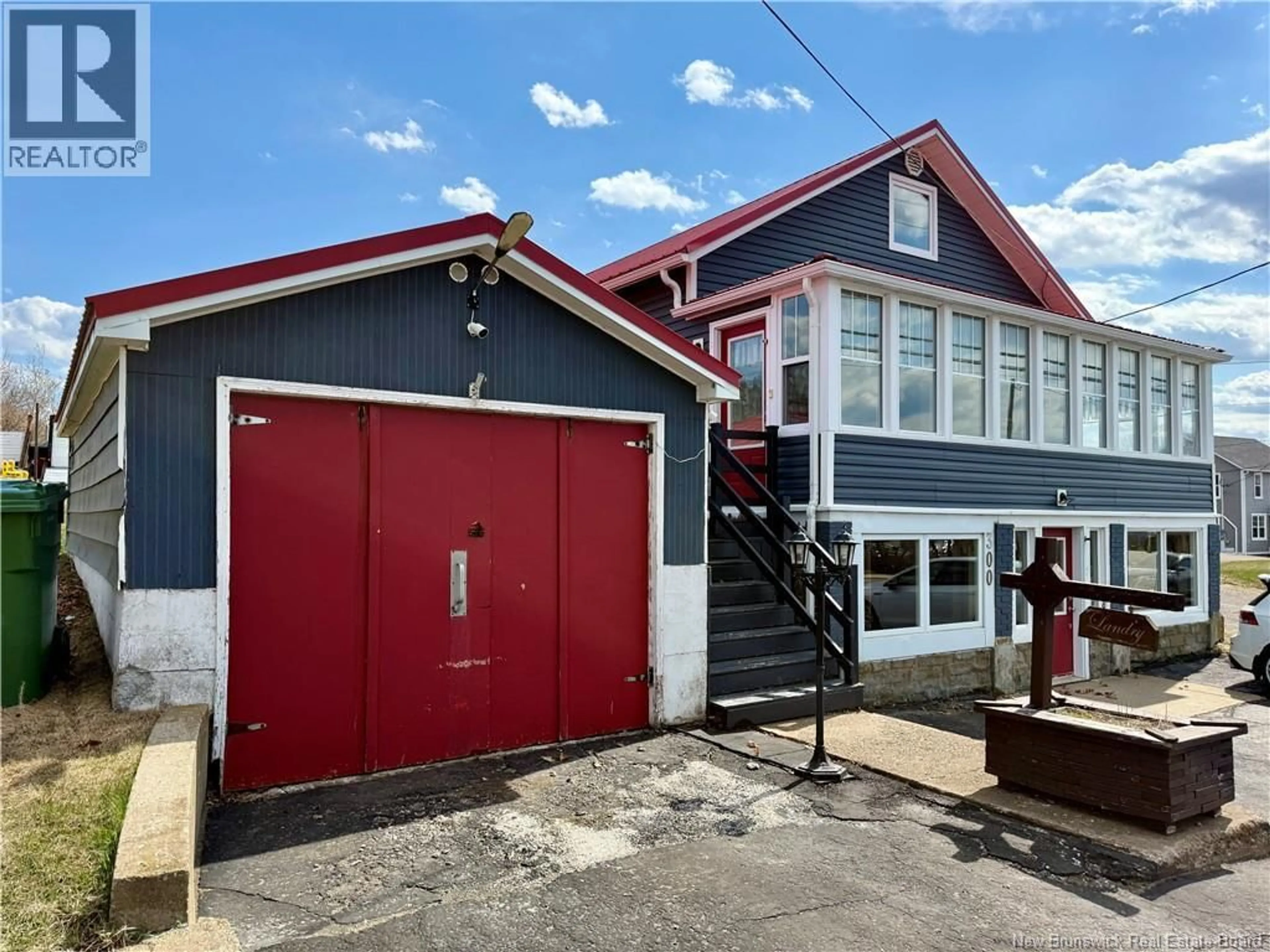 Indoor garage for 300 BOULEVARD ST-PIERRE OUEST, Caraquet New Brunswick E1W1A3