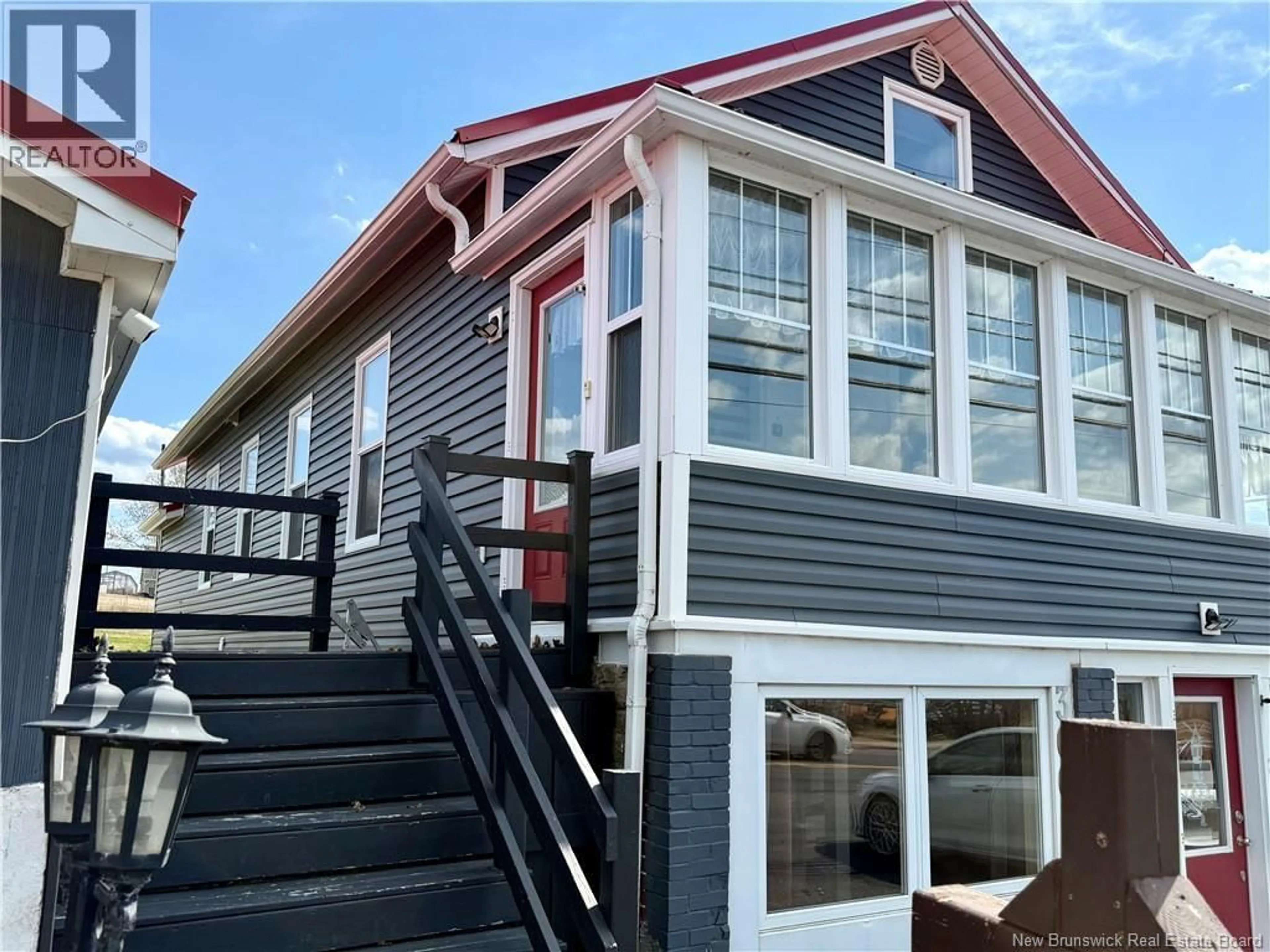 Home with vinyl exterior material, building for 300 BOULEVARD ST-PIERRE OUEST, Caraquet New Brunswick E1W1A3