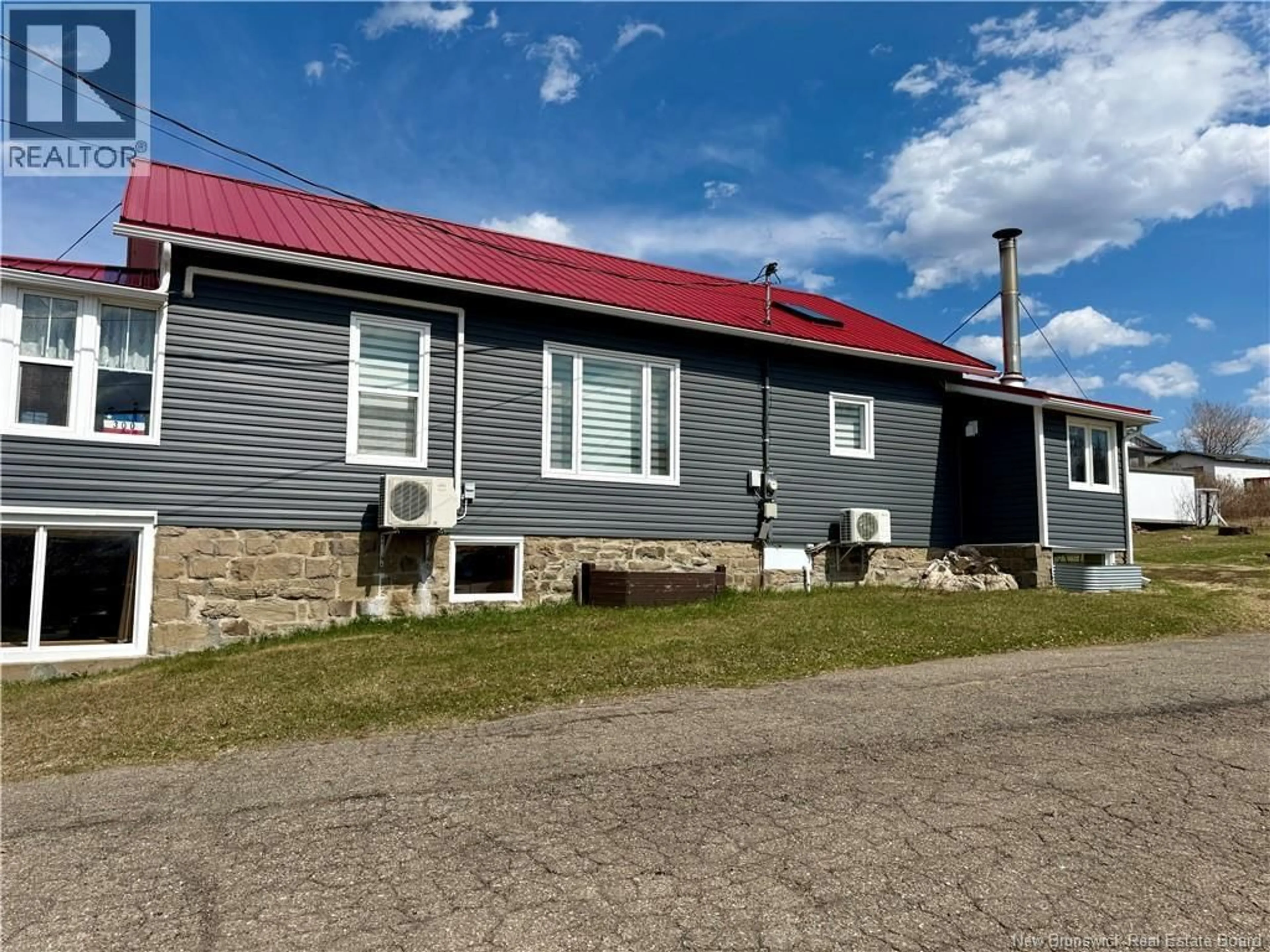 Home with vinyl exterior material, building for 300 BOULEVARD ST-PIERRE OUEST, Caraquet New Brunswick E1W1A3