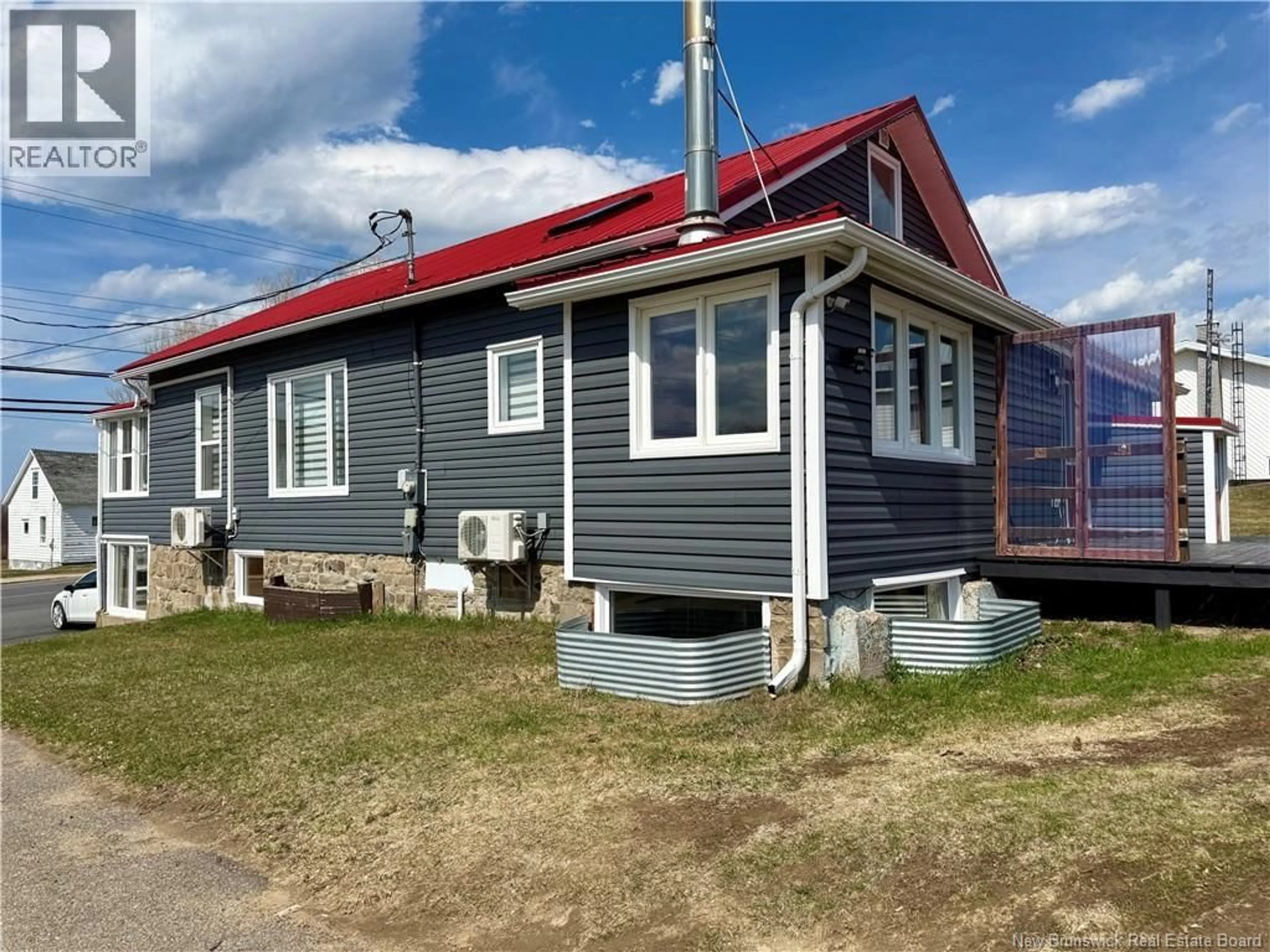 Home with vinyl exterior material, building for 300 BOULEVARD ST-PIERRE OUEST, Caraquet New Brunswick E1W1A3