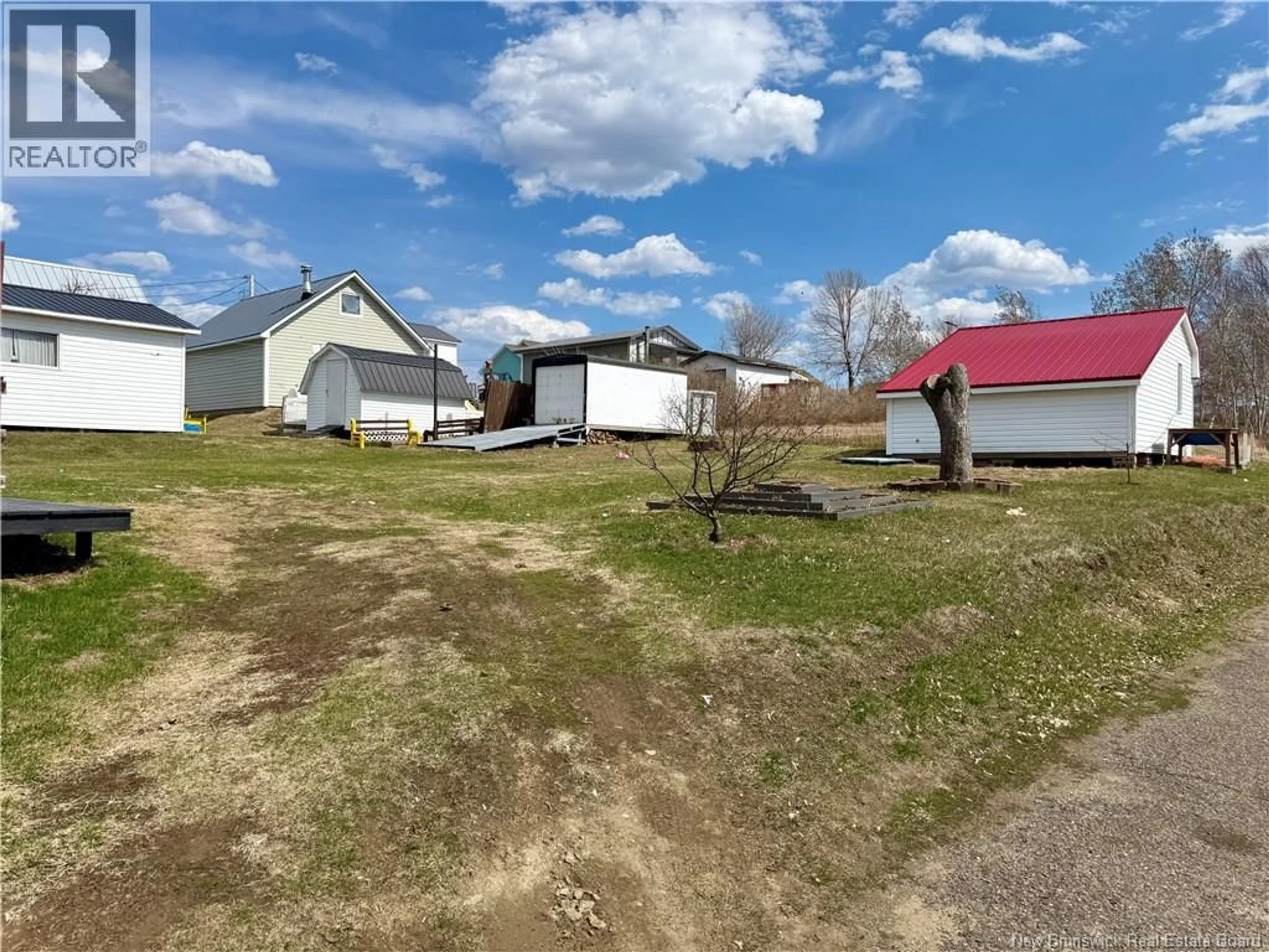 A pic from outside/outdoor area/front of a property/back of a property/a pic from drone, street for 300 BOULEVARD ST-PIERRE OUEST, Caraquet New Brunswick E1W1A3