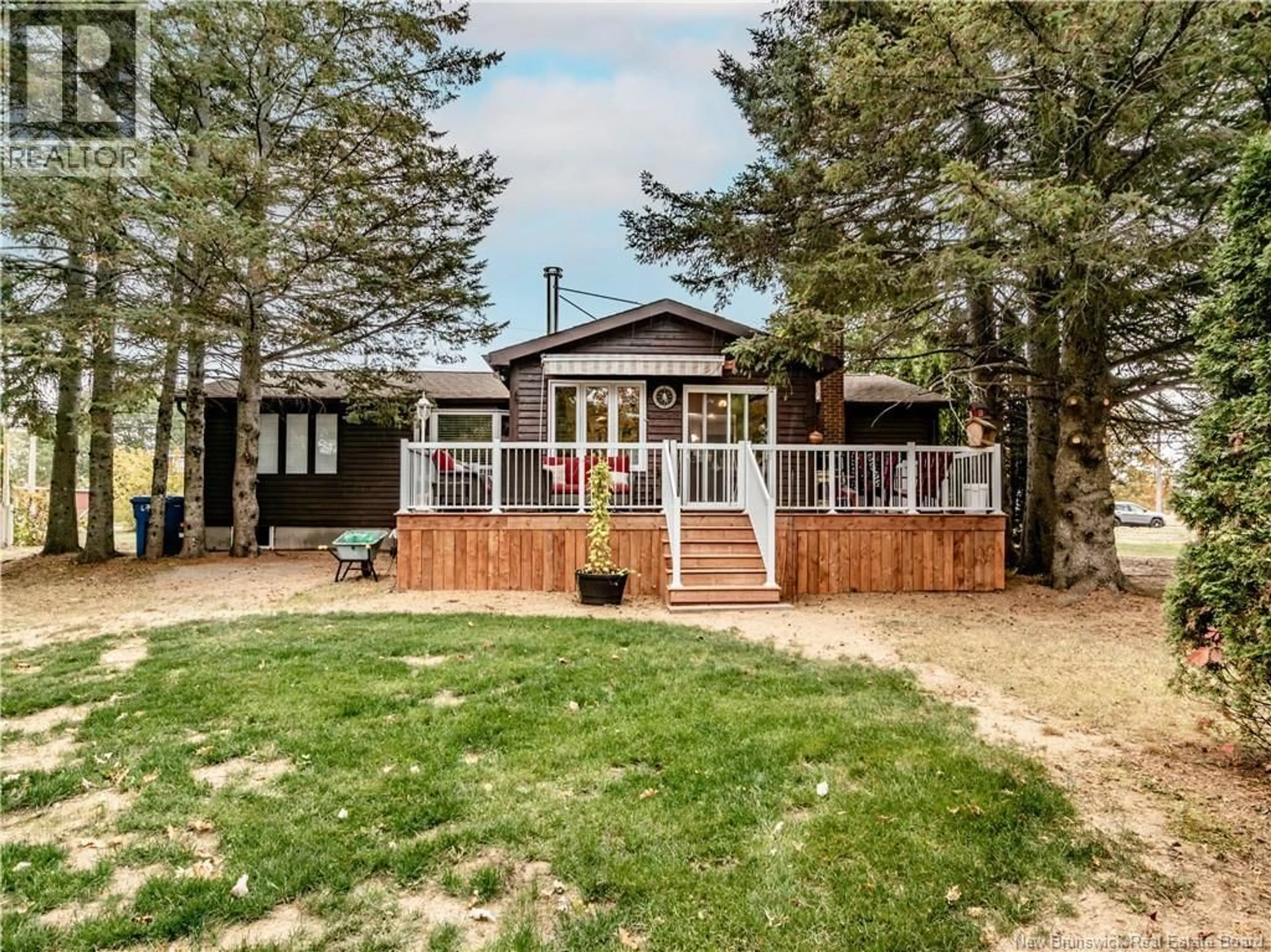 Home with vinyl exterior material, water/lake/river/ocean view for 22 RUE BEAUSEJOUR STREET, Saint-Louis-De-Kent New Brunswick E4X1A8