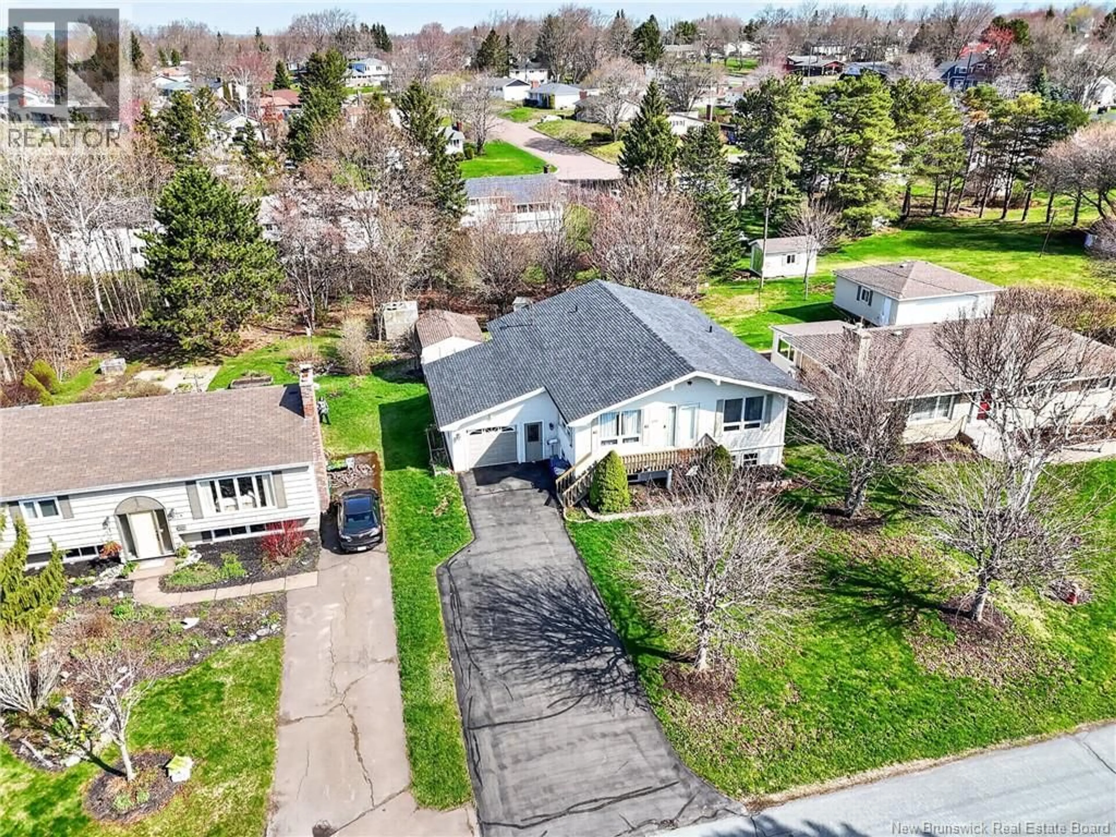 A pic from outside/outdoor area/front of a property/back of a property/a pic from drone, street for 252 CHAPELLE STREET, Dieppe New Brunswick E1E1G6