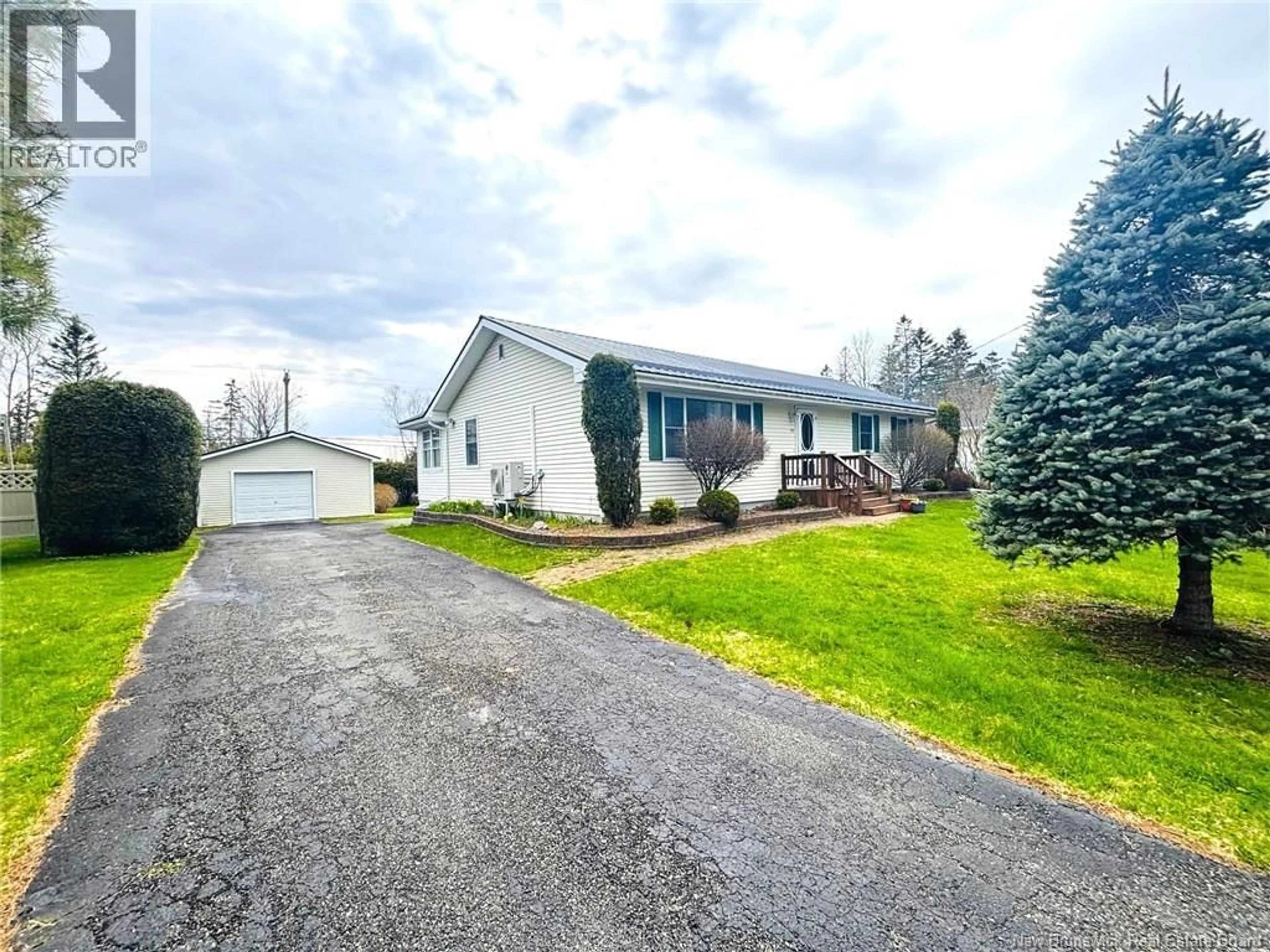 A pic from outside/outdoor area/front of a property/back of a property/a pic from drone, street for 35 THOMAS AVENUE, Saint Andrews New Brunswick E5B2M7