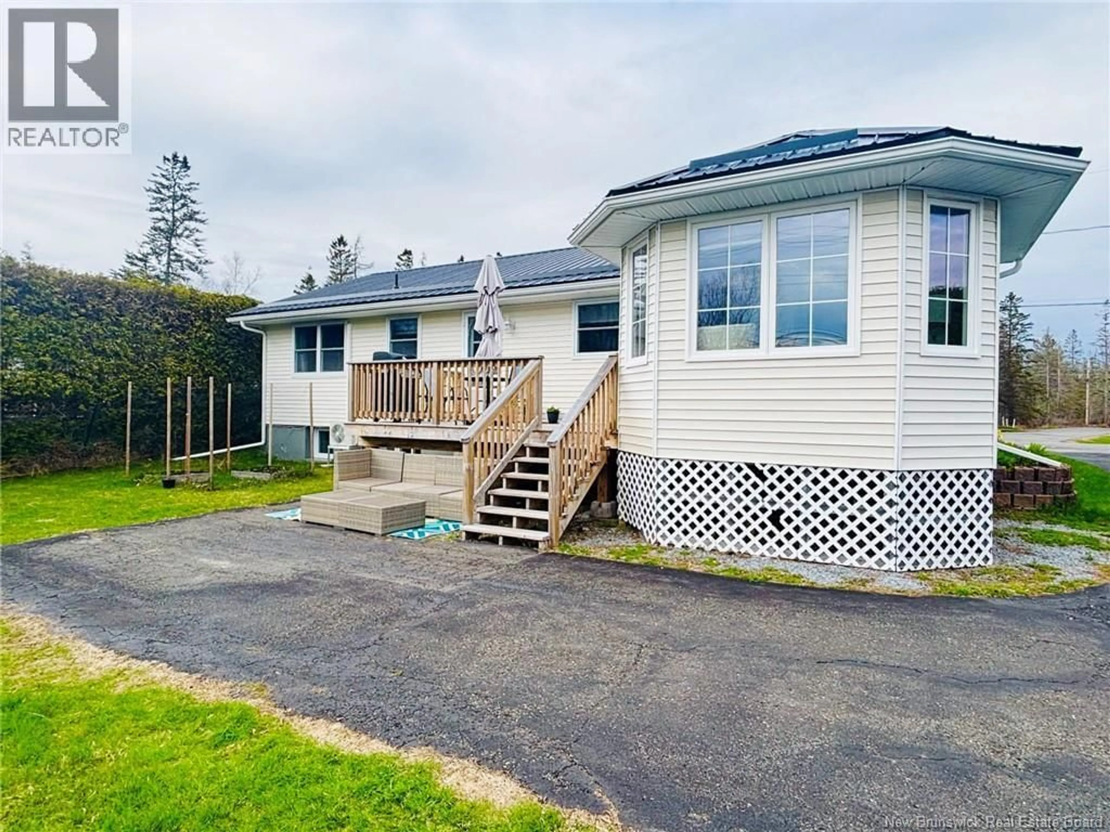 A pic from outside/outdoor area/front of a property/back of a property/a pic from drone, water/lake/river/ocean view for 35 THOMAS AVENUE, Saint Andrews New Brunswick E5B2M7