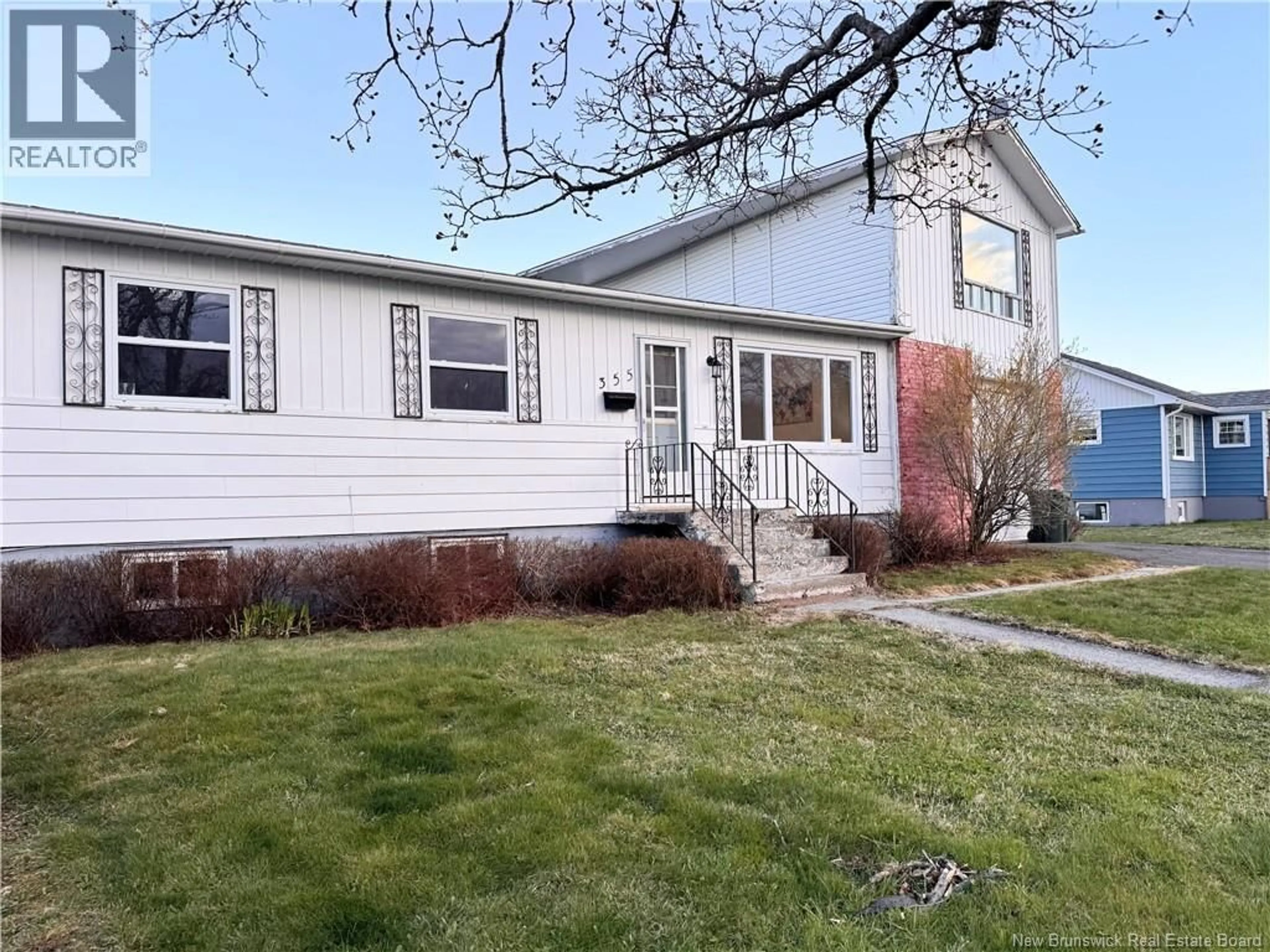 Home with vinyl exterior material, street for 355 BEACONSFIELD CRESCENT, Saint John New Brunswick E2M2H7