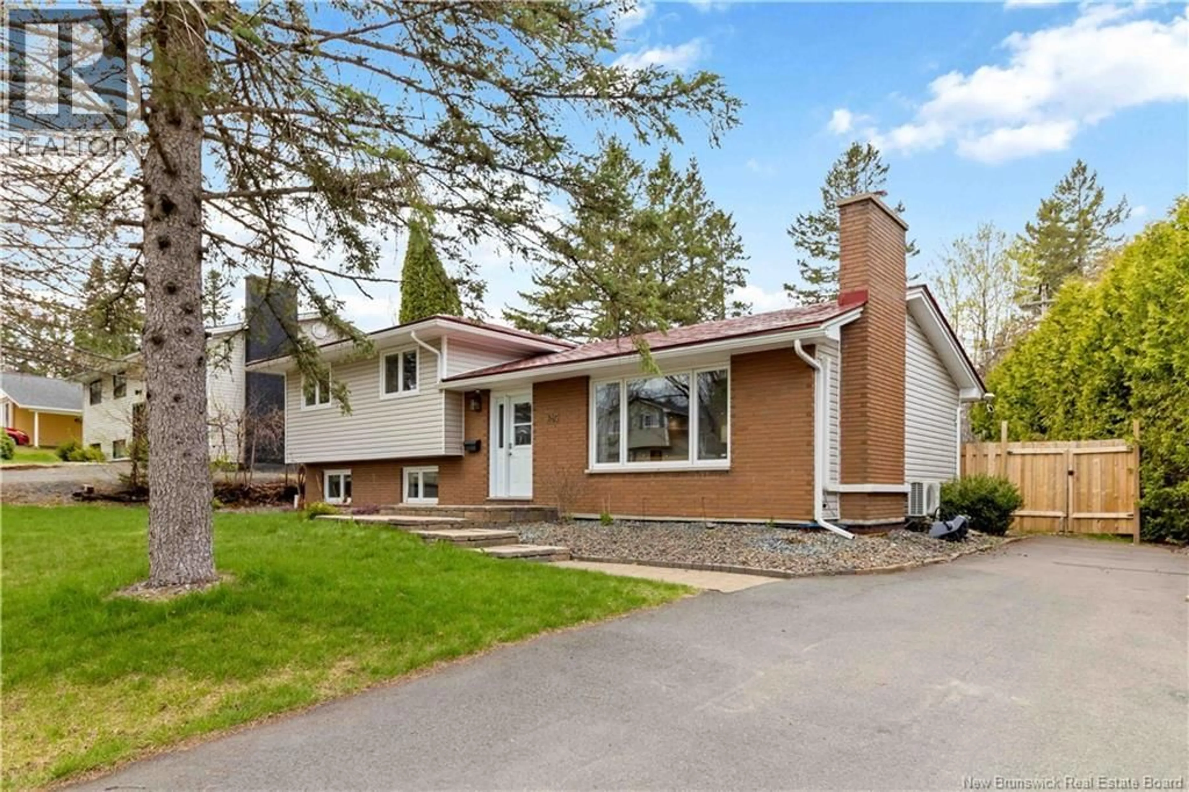 Home with vinyl exterior material, street for 460 DUFFERIN STREET, Fredericton New Brunswick E3B3A7