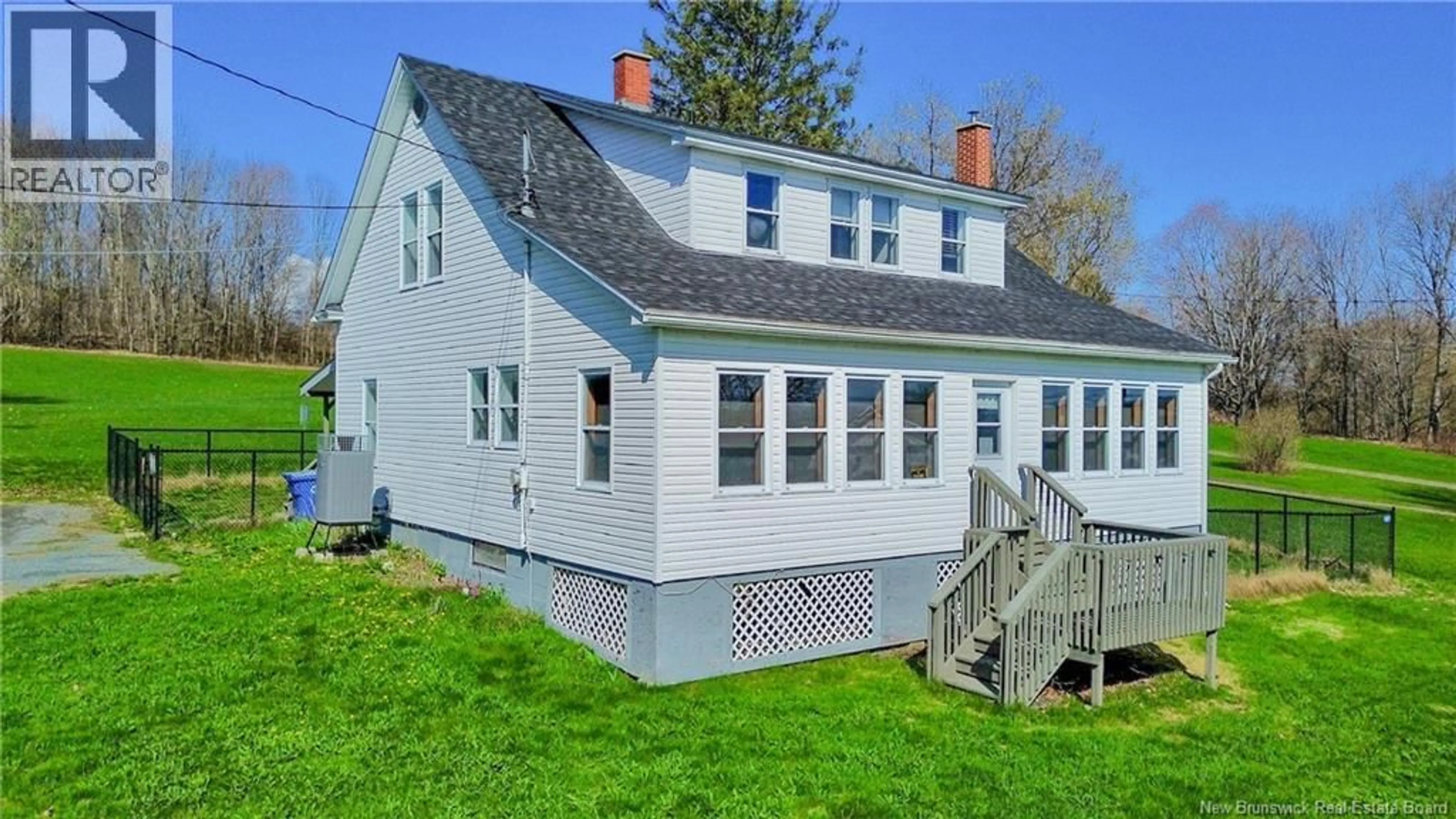 A pic from outside/outdoor area/front of a property/back of a property/a pic from drone, street for 136 RIVERVIEW DRIVE, Florenceville-Bristol New Brunswick E7L3M3