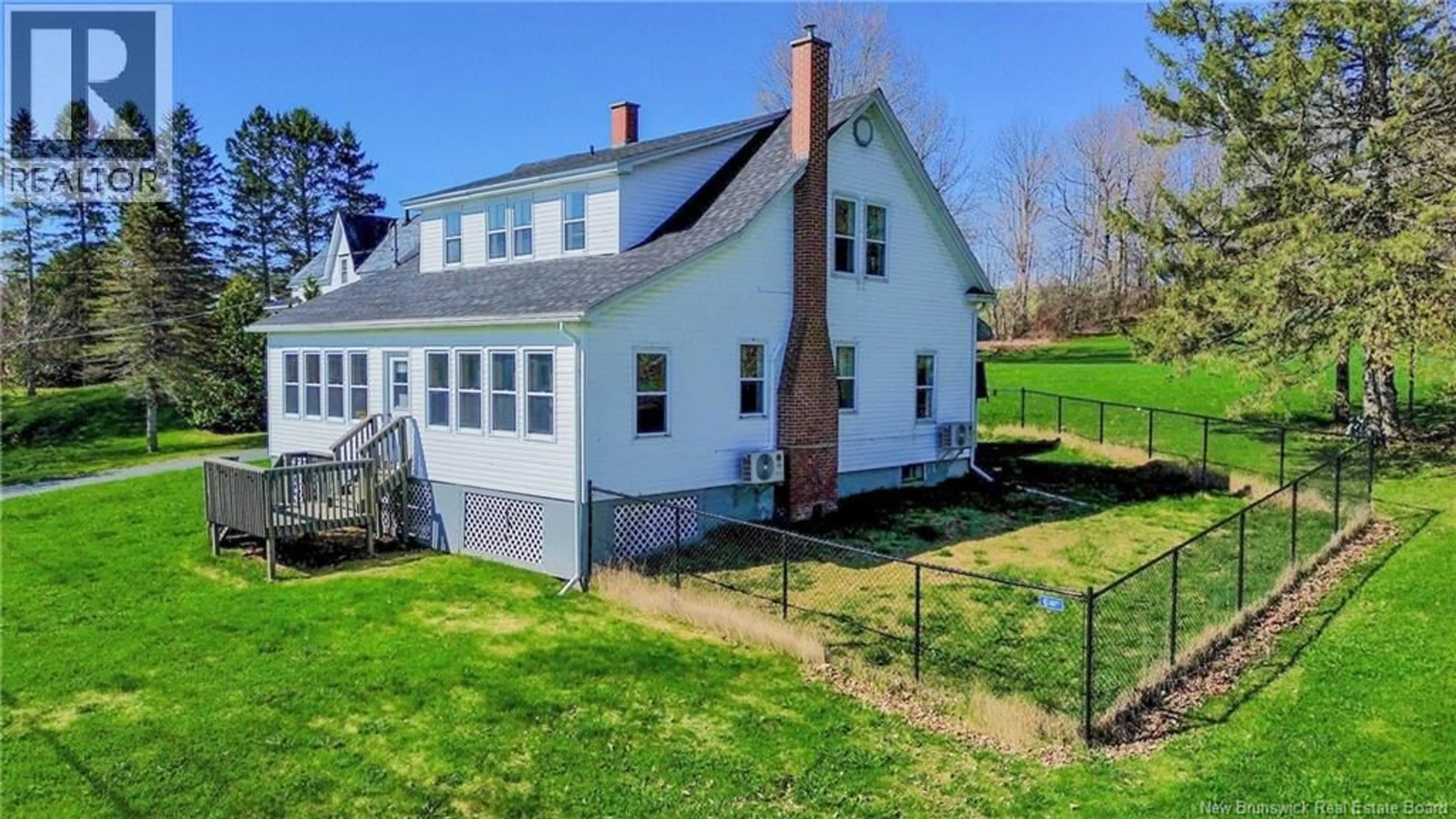 A pic from outside/outdoor area/front of a property/back of a property/a pic from drone, building for 136 RIVERVIEW DRIVE, Florenceville-Bristol New Brunswick E7L3M3