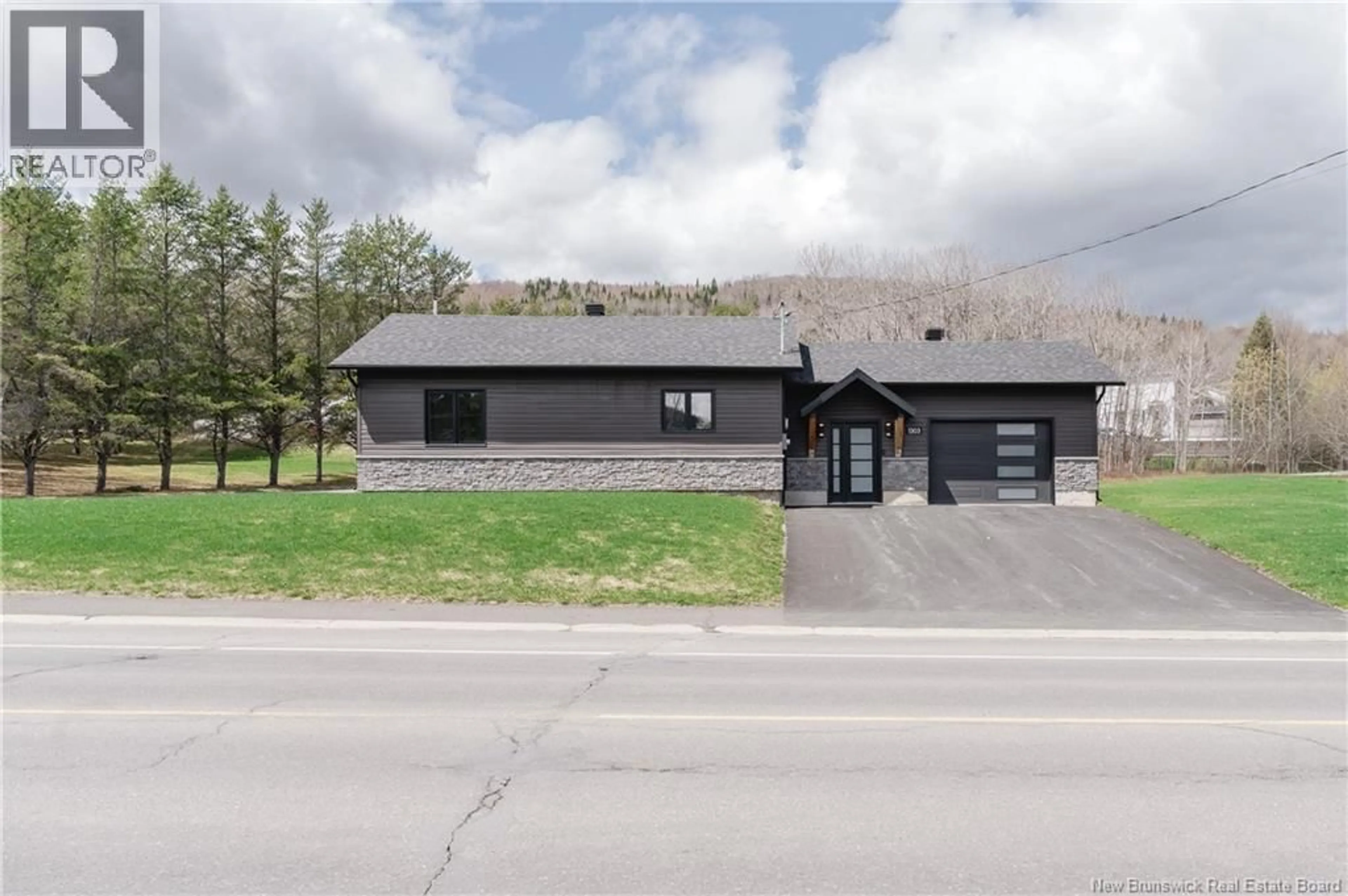 Indoor garage for 1303 ST-FRANCOIS, Edmundston New Brunswick E3V4P2