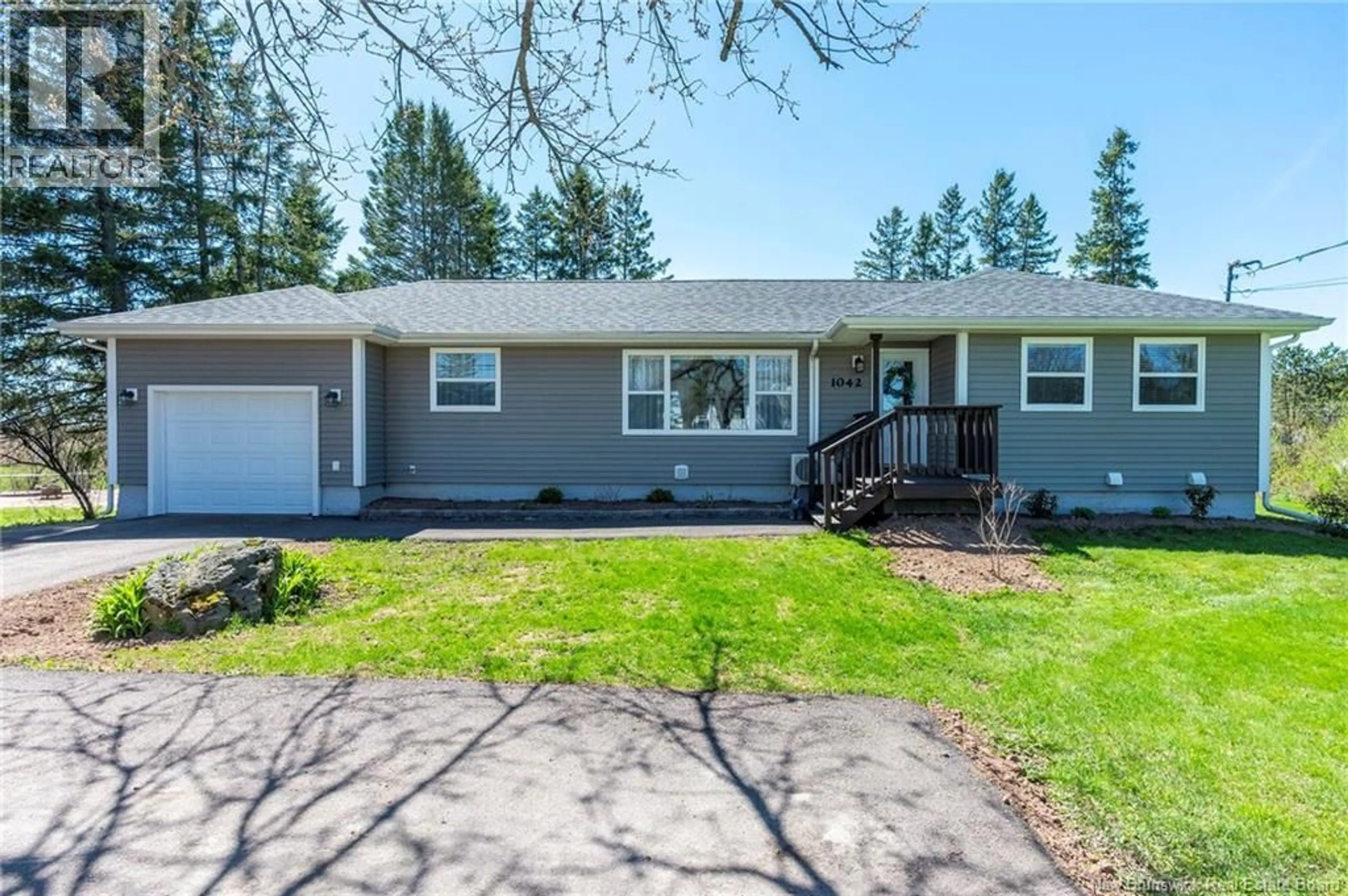 Home with vinyl exterior material, street for 1042 ELMWOOD, Moncton New Brunswick E1H2G9