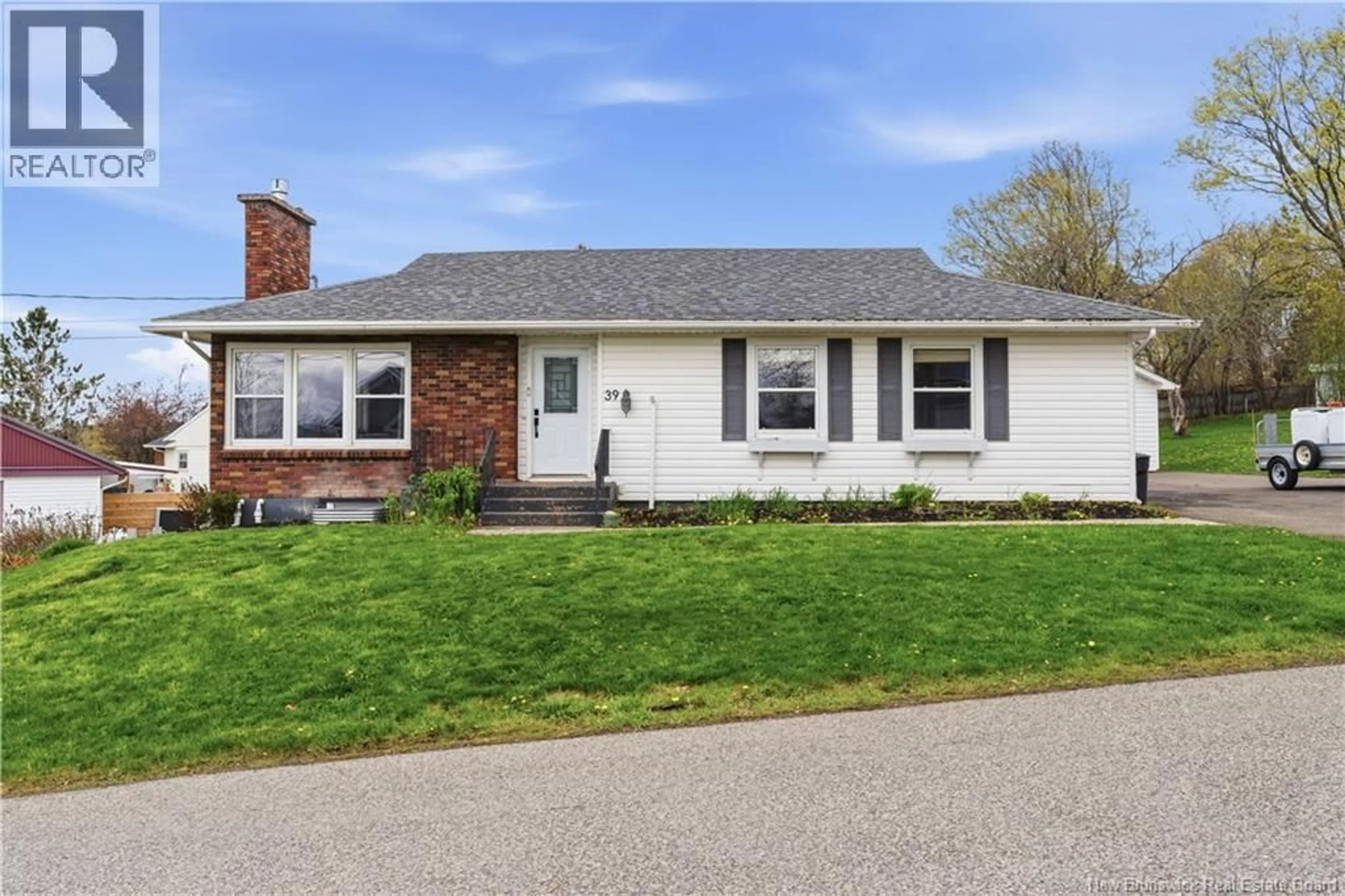 Home with vinyl exterior material, street for 39 HILLSIDE CRESCENT, Sussex New Brunswick E4E1C4