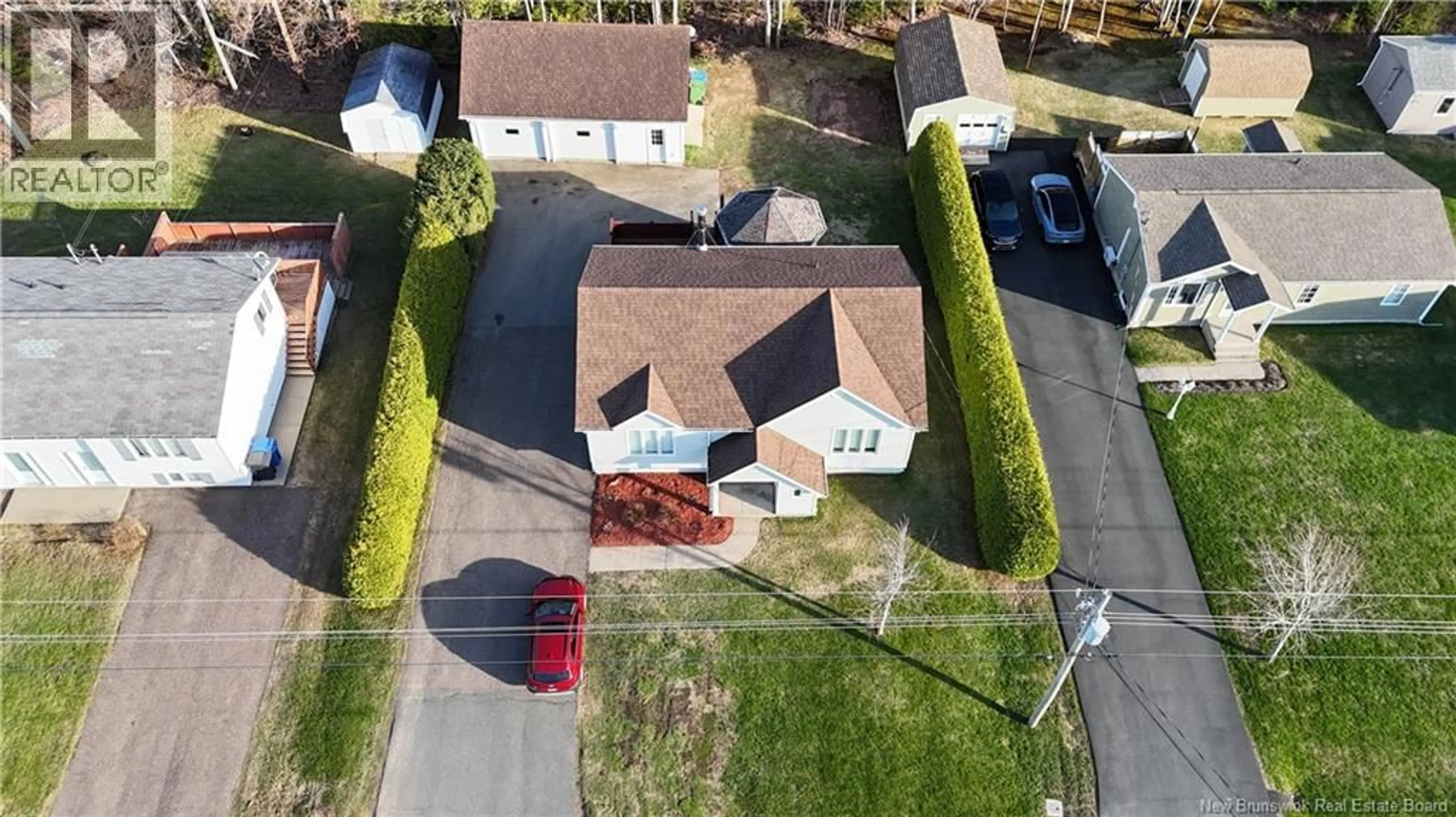 A pic from outside/outdoor area/front of a property/back of a property/a pic from drone, street for 586 RUE BREAU, Tracadie New Brunswick E1X1B5