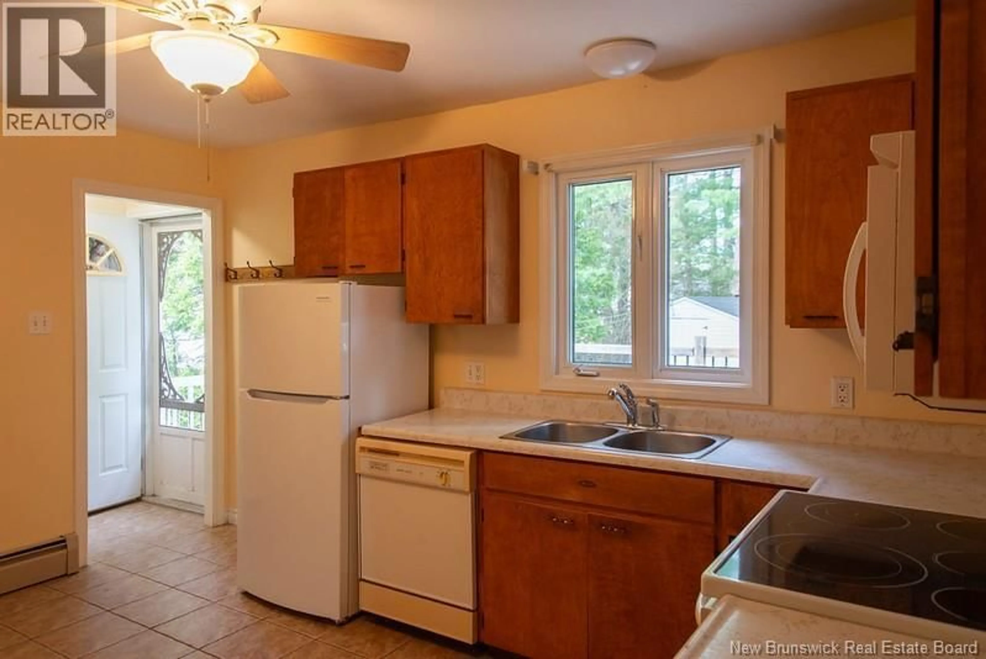 Standard kitchen, ceramic/tile floor for 72 HARTT STREET, Fredericton New Brunswick E3A4X8