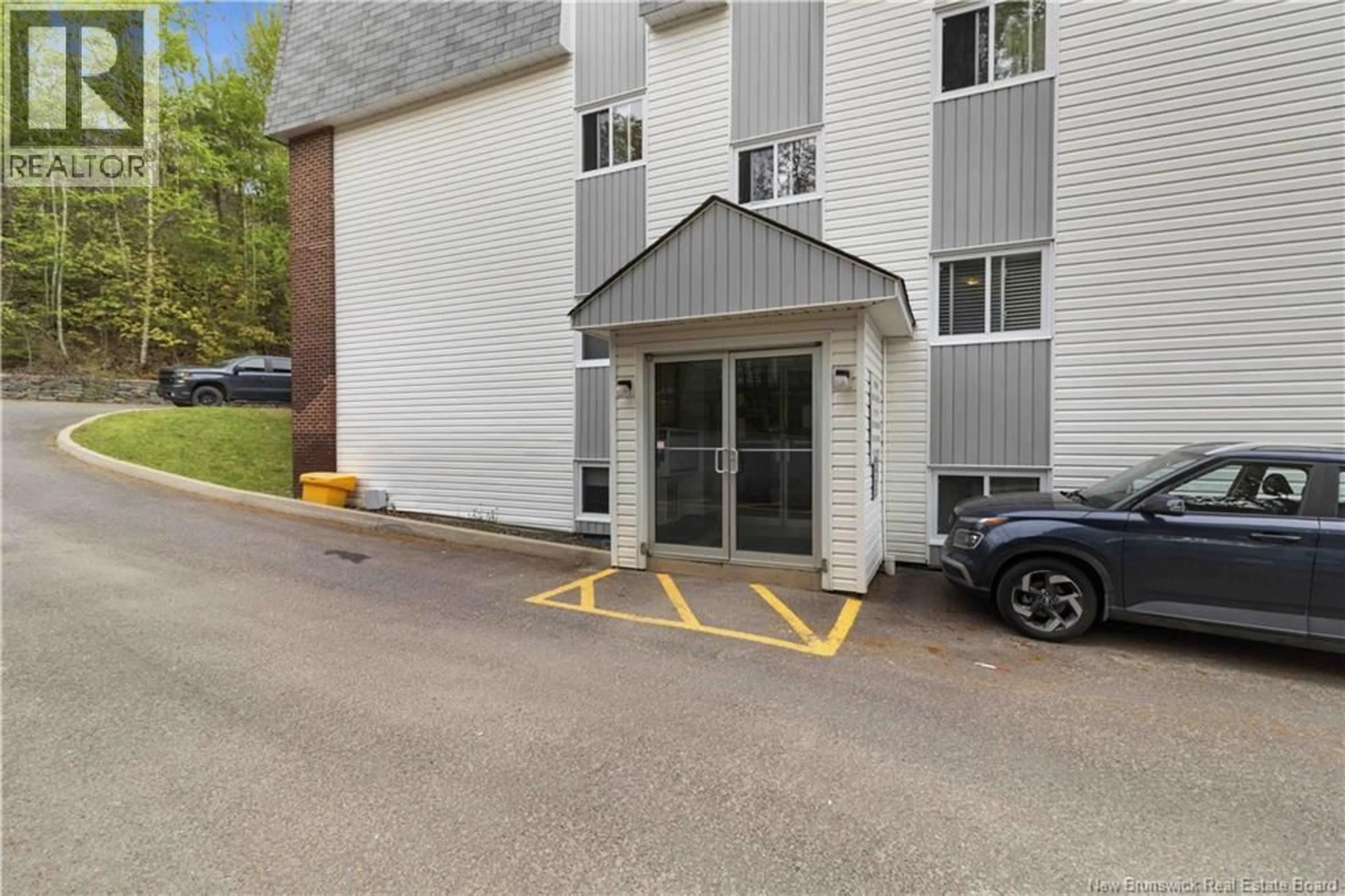 Indoor foyer for 17 - 228 DUNNS CROSSING STREET, Fredericton New Brunswick E3B2A6