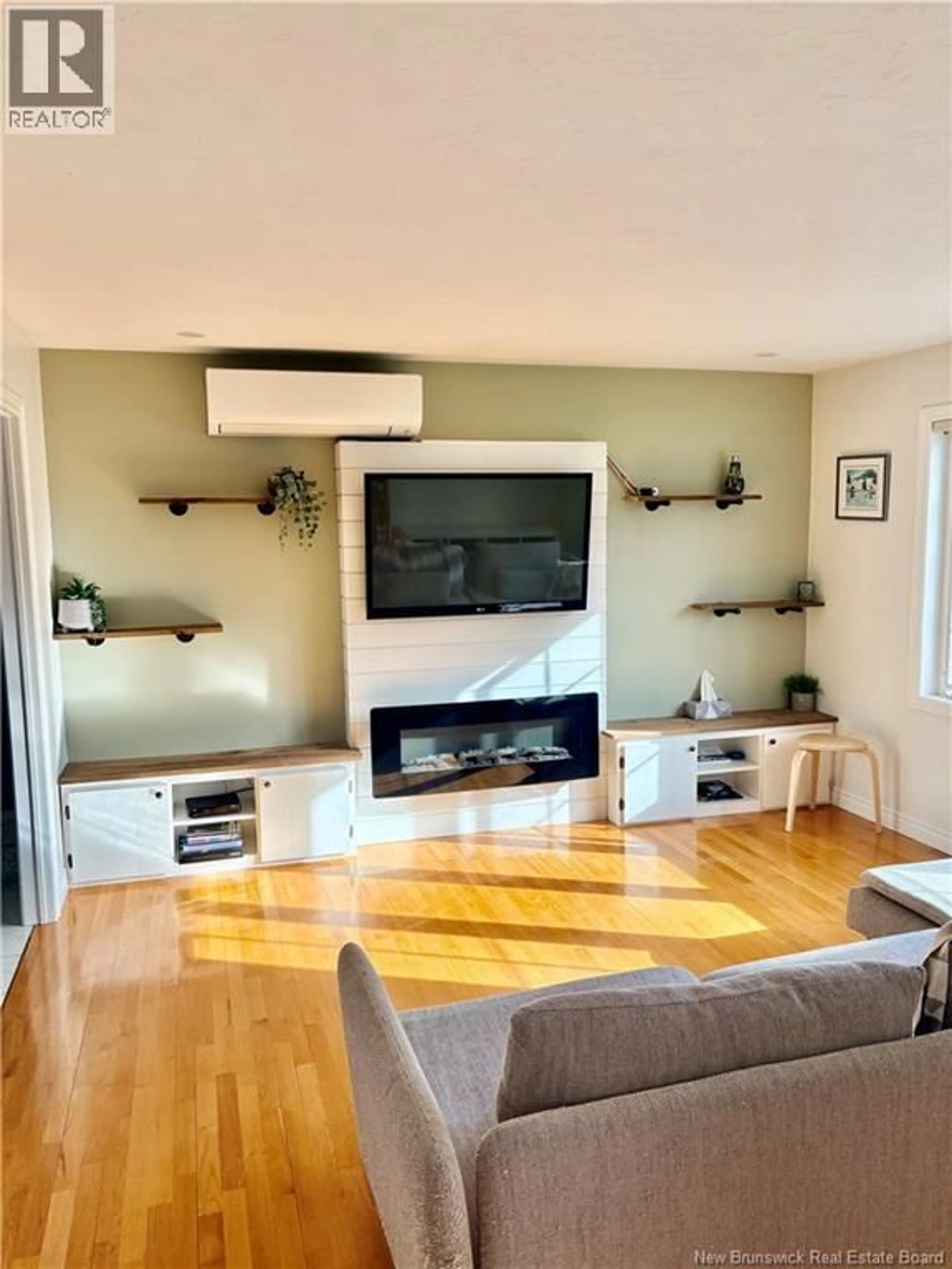 Living room with furniture, wood/laminate floor for 132 TIPPERARY, Shediac New Brunswick E4P2V9