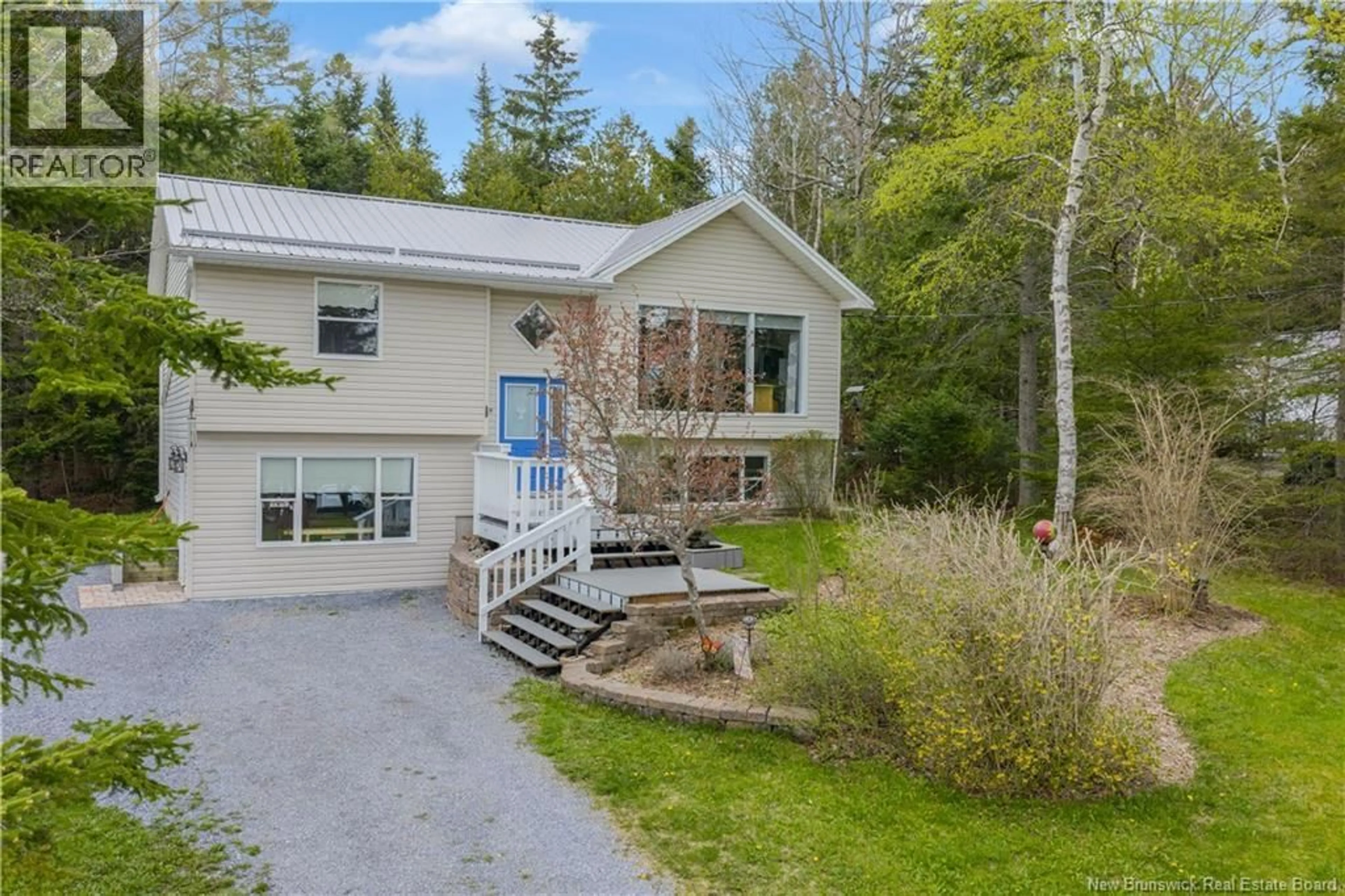 A pic from outside/outdoor area/front of a property/back of a property/a pic from drone, unknown for 38 KINGSWAY DRIVE, Quispamsis New Brunswick E2G1C1