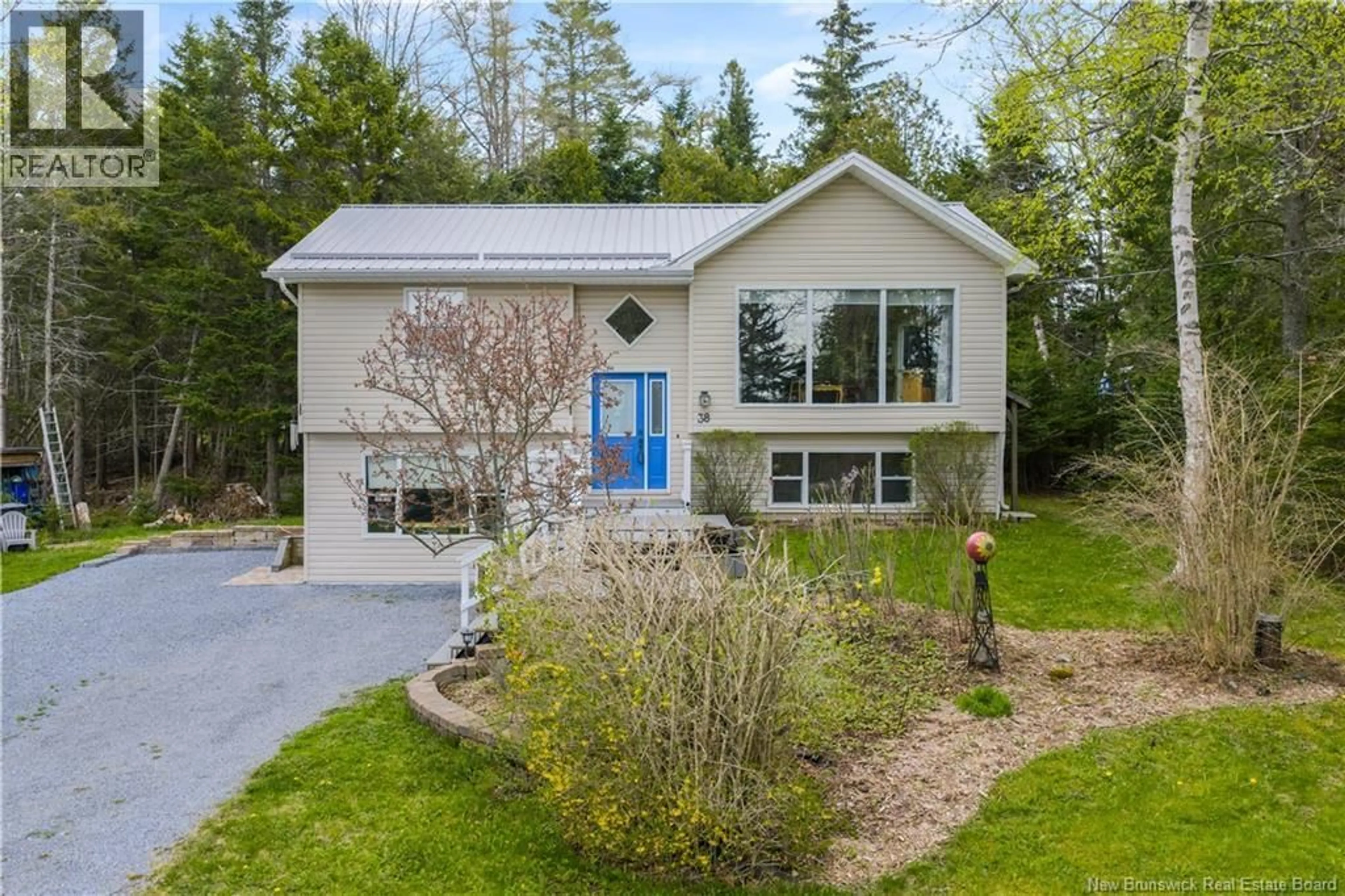 Home with vinyl exterior material, street for 38 KINGSWAY DRIVE, Quispamsis New Brunswick E2G1C1