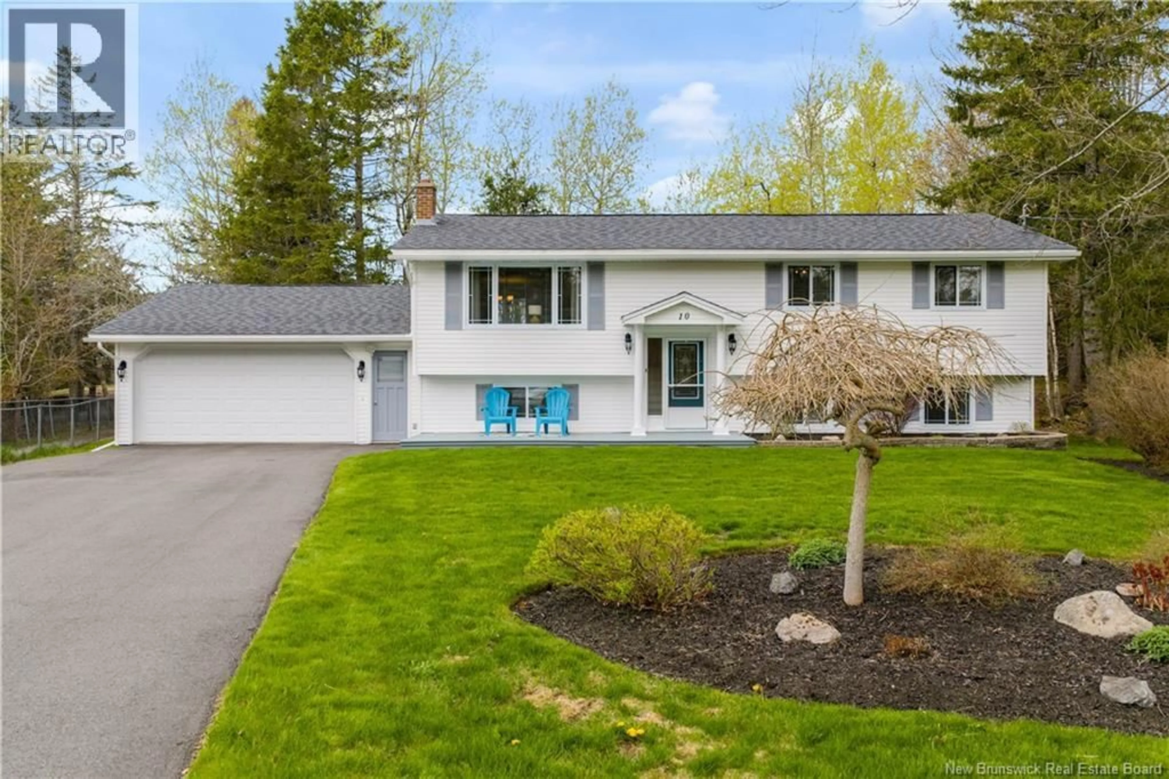 Home with vinyl exterior material, street for 10 SUMMER COURT, Quispamsis New Brunswick E2E4S5