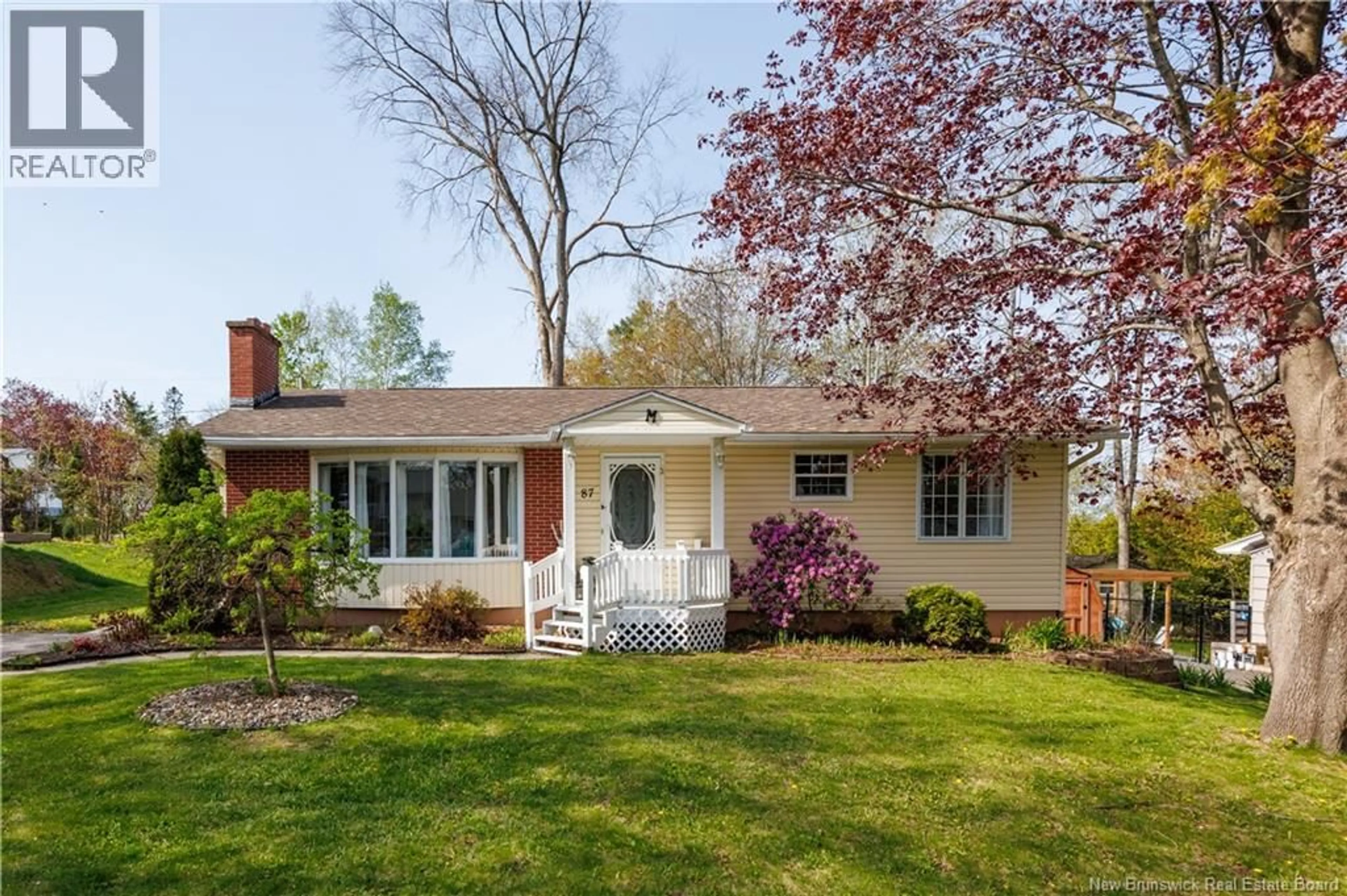 Home with vinyl exterior material, street for 87 OAKLAND AVENUE, Fredericton New Brunswick E3A1W5