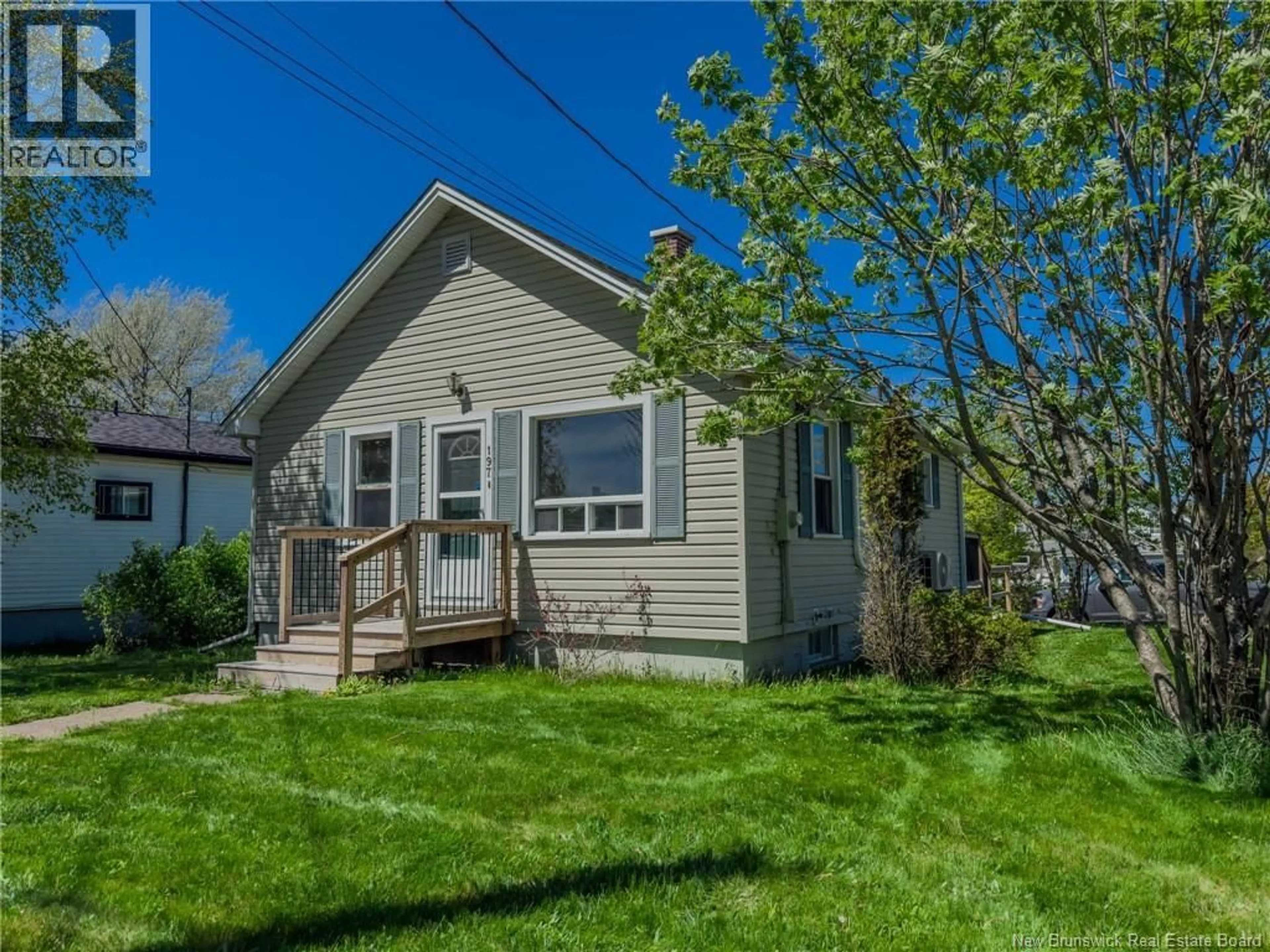 Home with vinyl exterior material, street for 197 MONTREAL AVENUE, Saint John New Brunswick E2M3K1