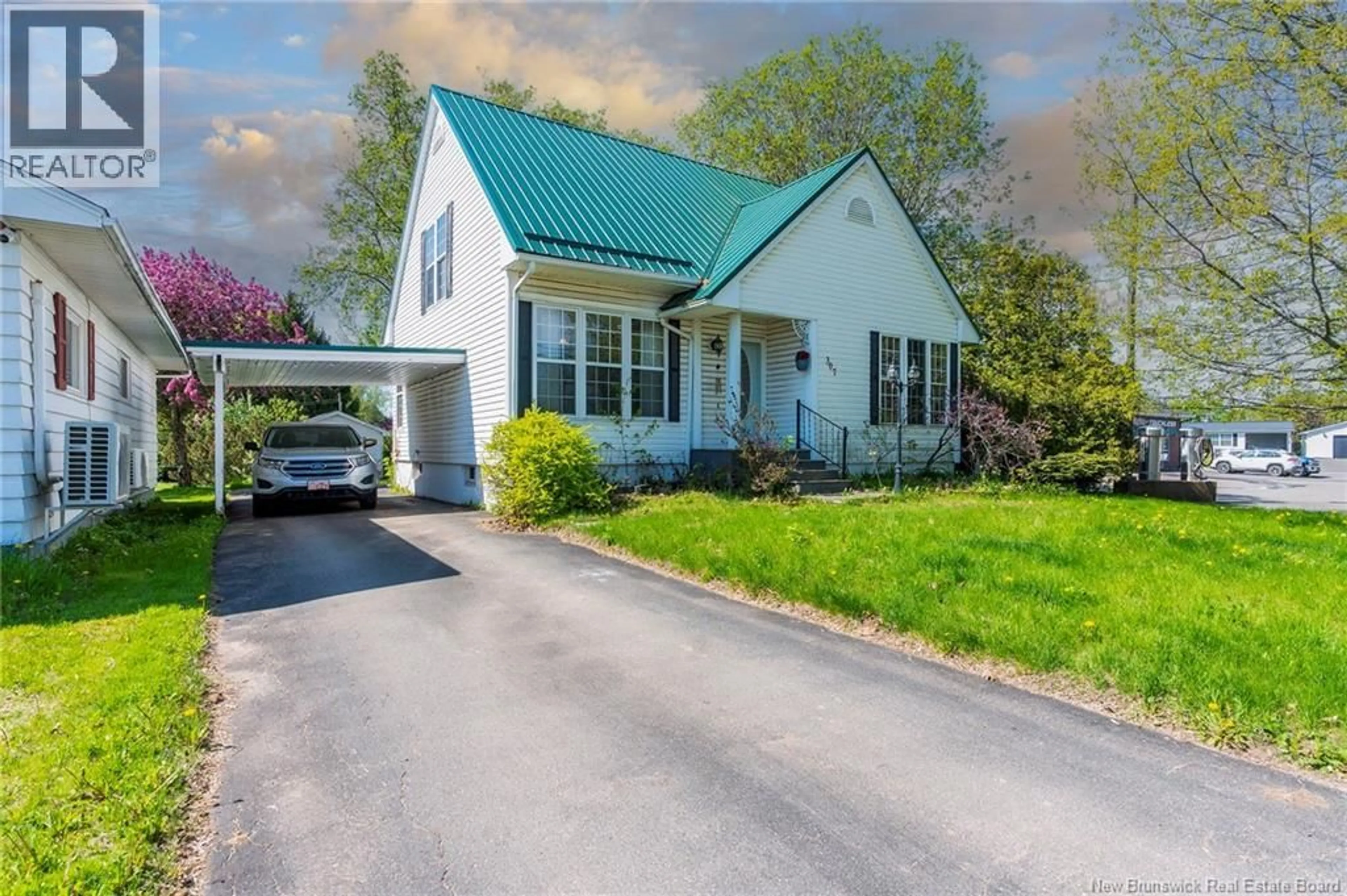 Home with vinyl exterior material, street for 307 MAIN STREET, Sussex New Brunswick E4E1R7