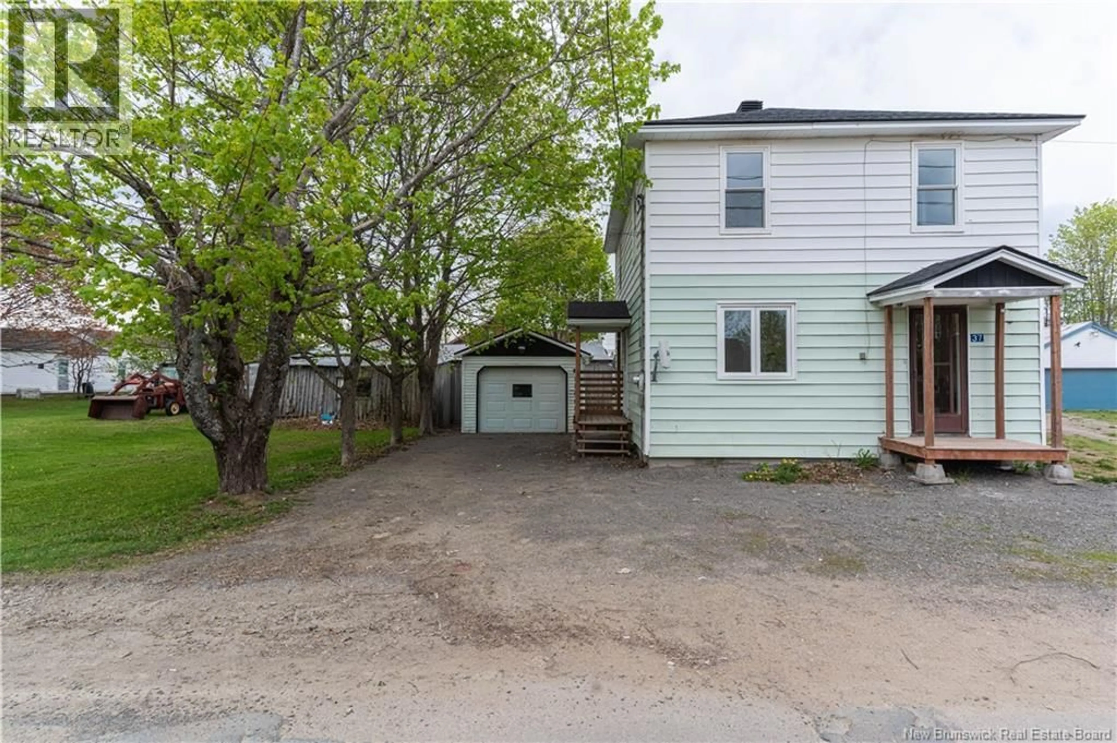A pic from outside/outdoor area/front of a property/back of a property/a pic from drone, street for 37 RUE CENTRALE, Rogersville New Brunswick E4Y2G6