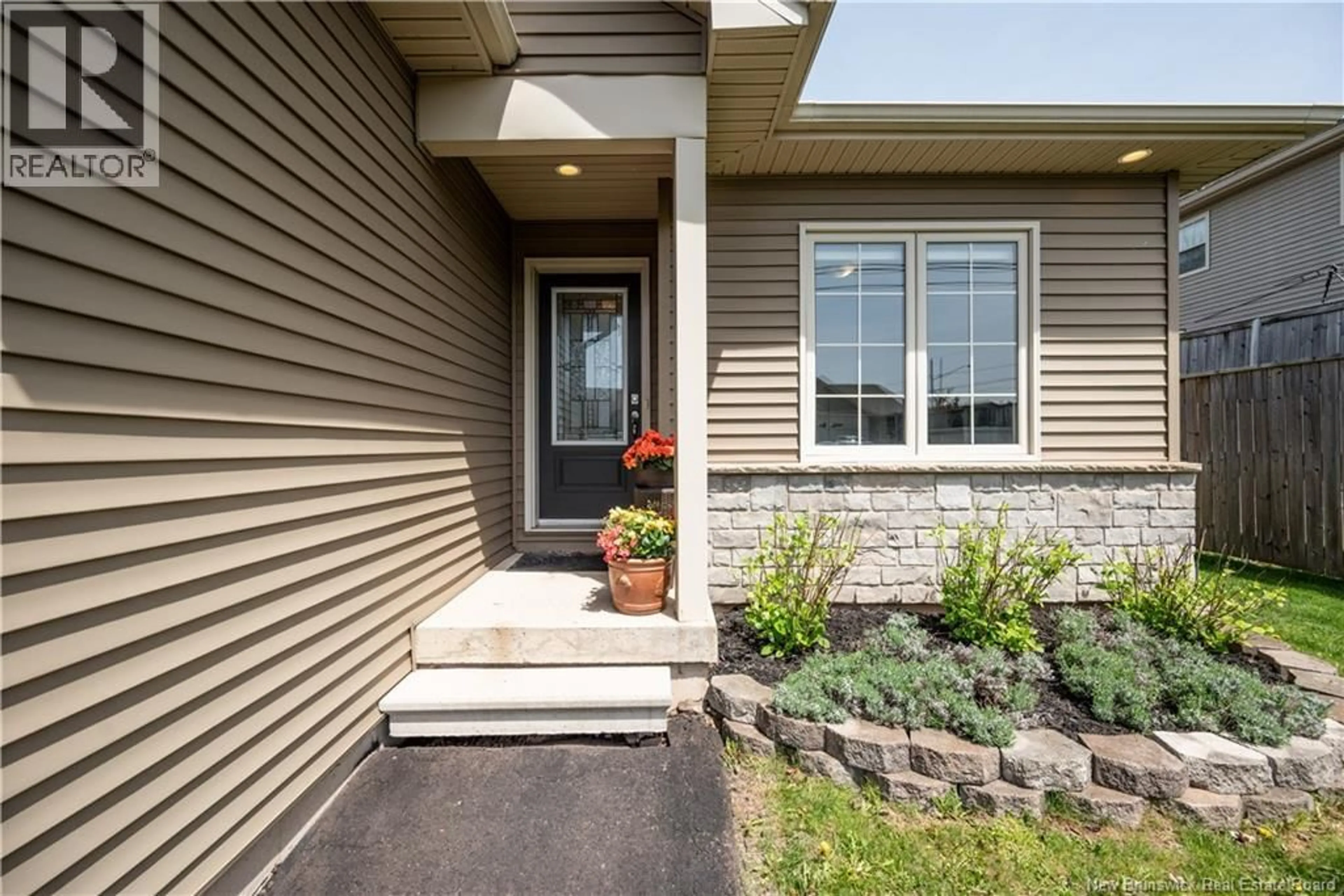 Indoor entryway for 192 ERINVALE, Moncton New Brunswick E1A9S2