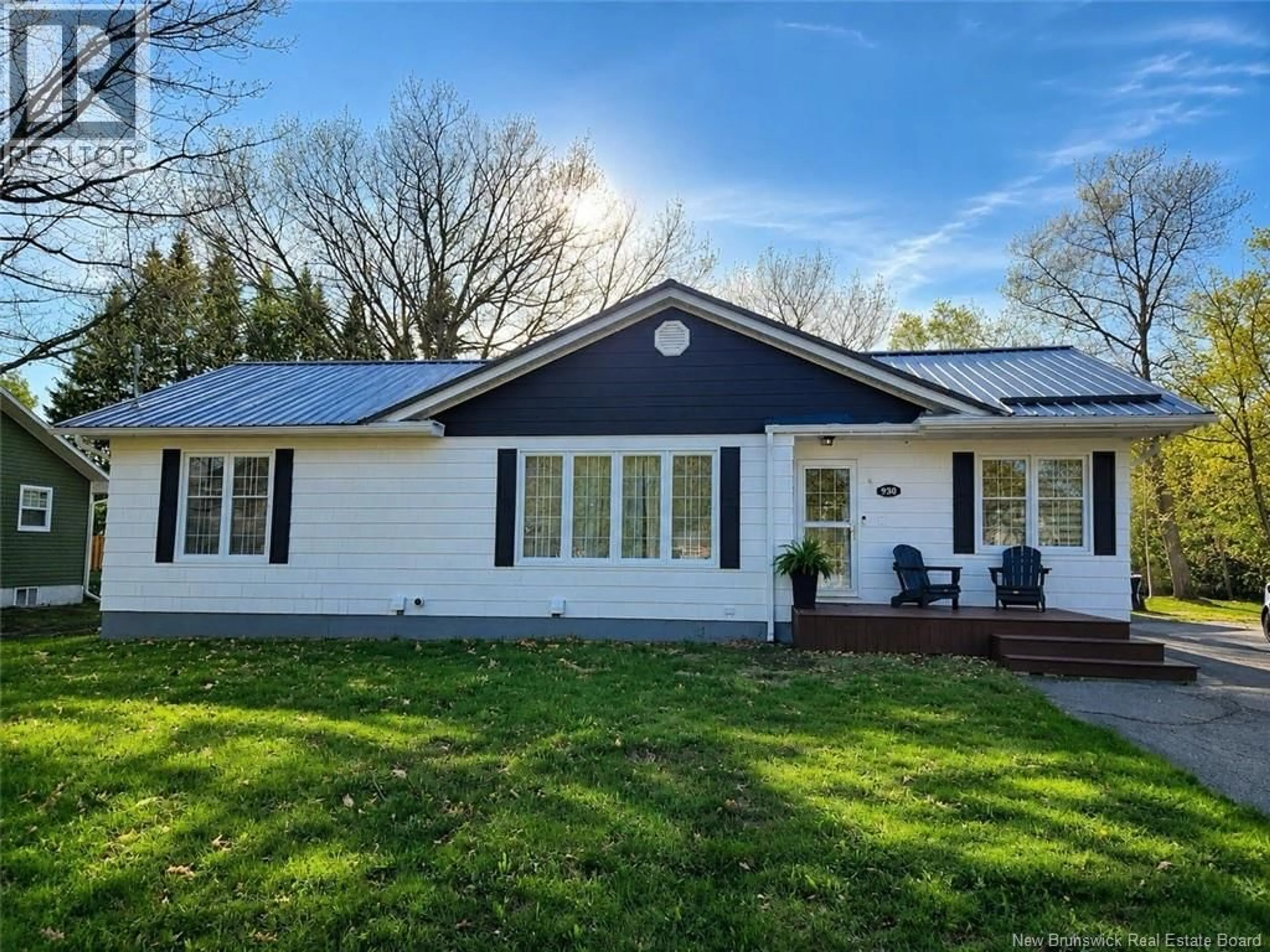 Home with vinyl exterior material, street for 930 O'NEIL AVENUE, Bathurst New Brunswick E2A2L3
