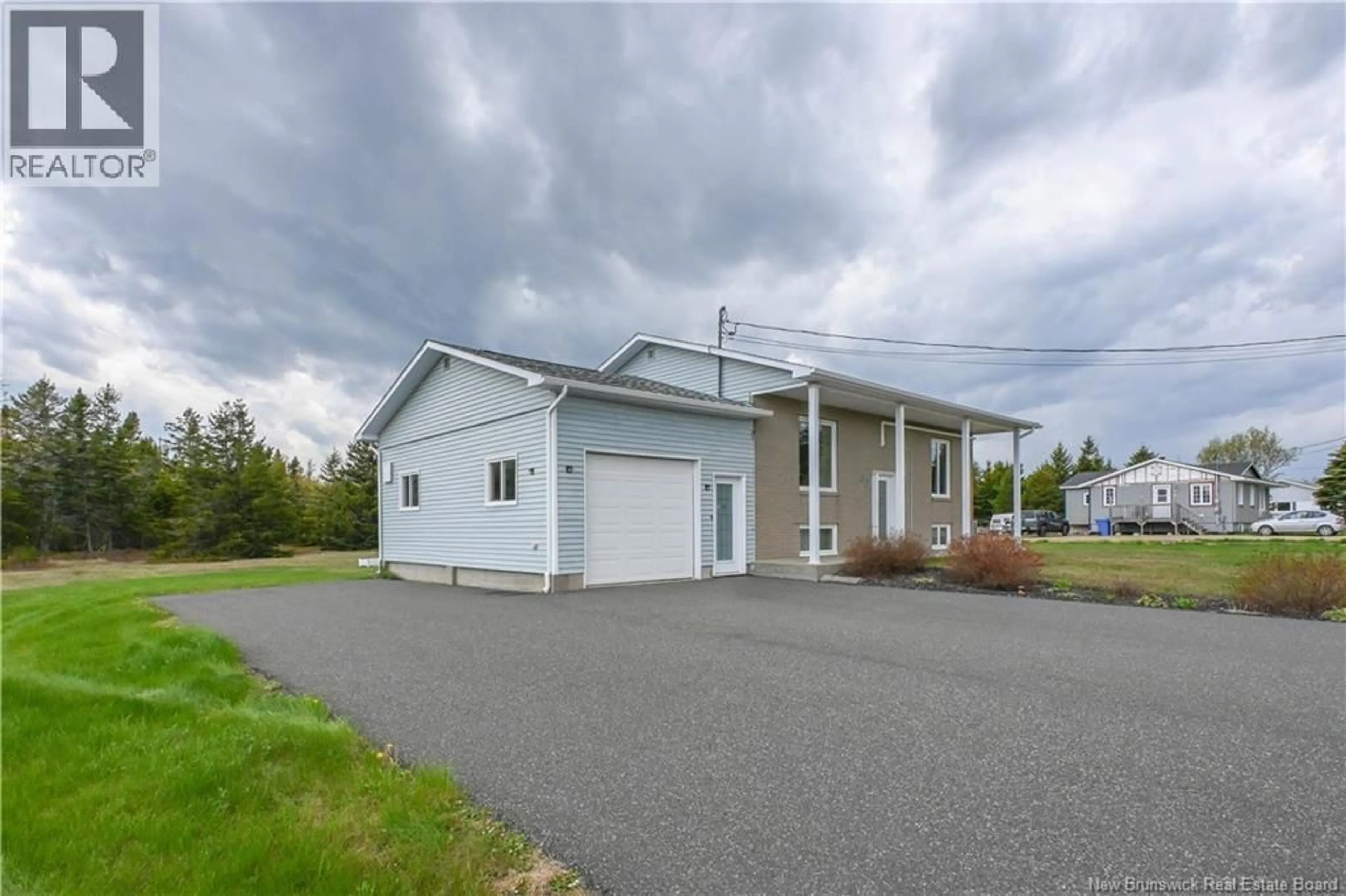 Indoor garage for 33 DE LA BAIE STREET, Maisonnette New Brunswick E8N2A9