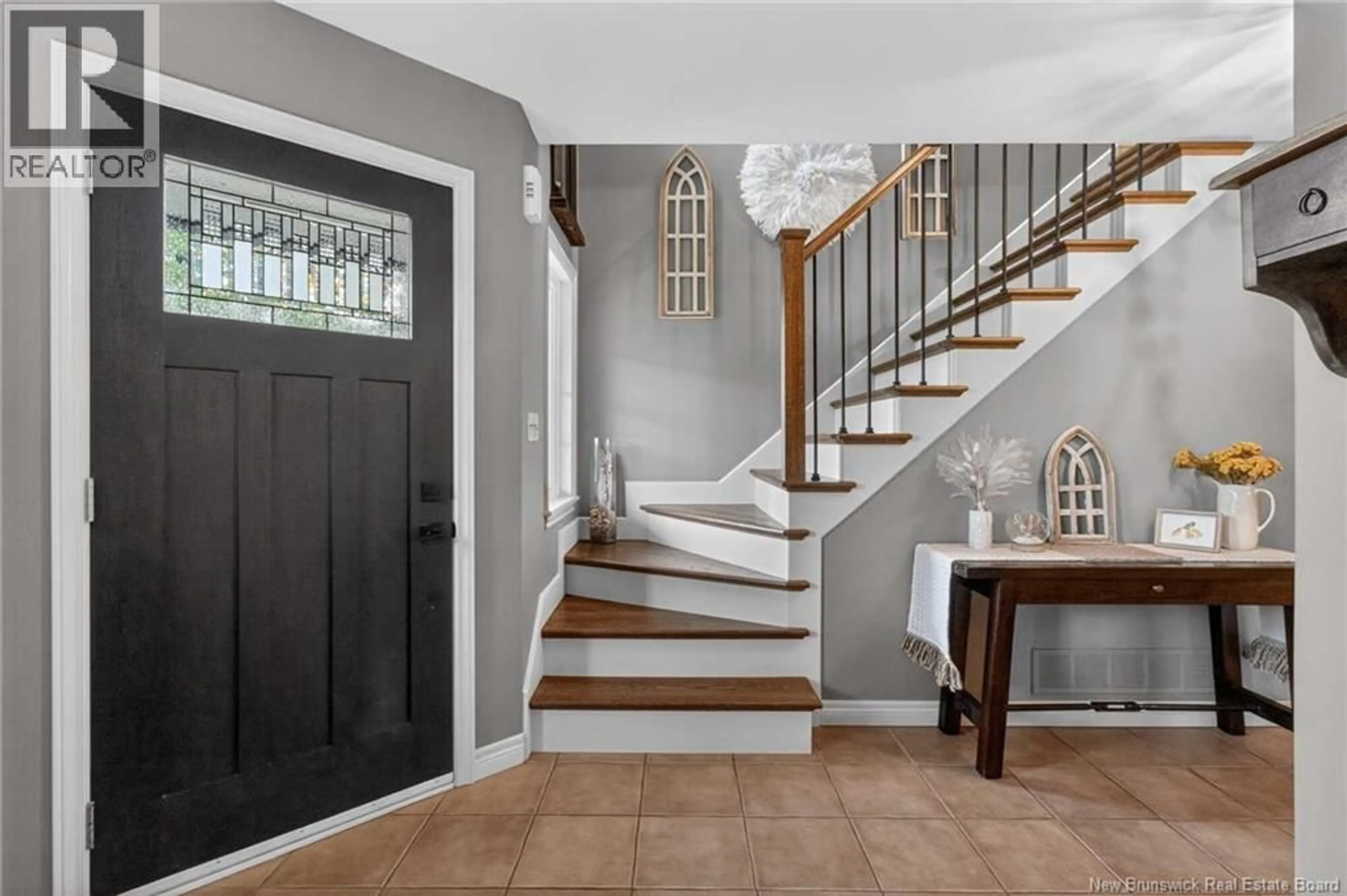 Indoor entryway for 162 CYR STREET, Dieppe New Brunswick E1A7Z1