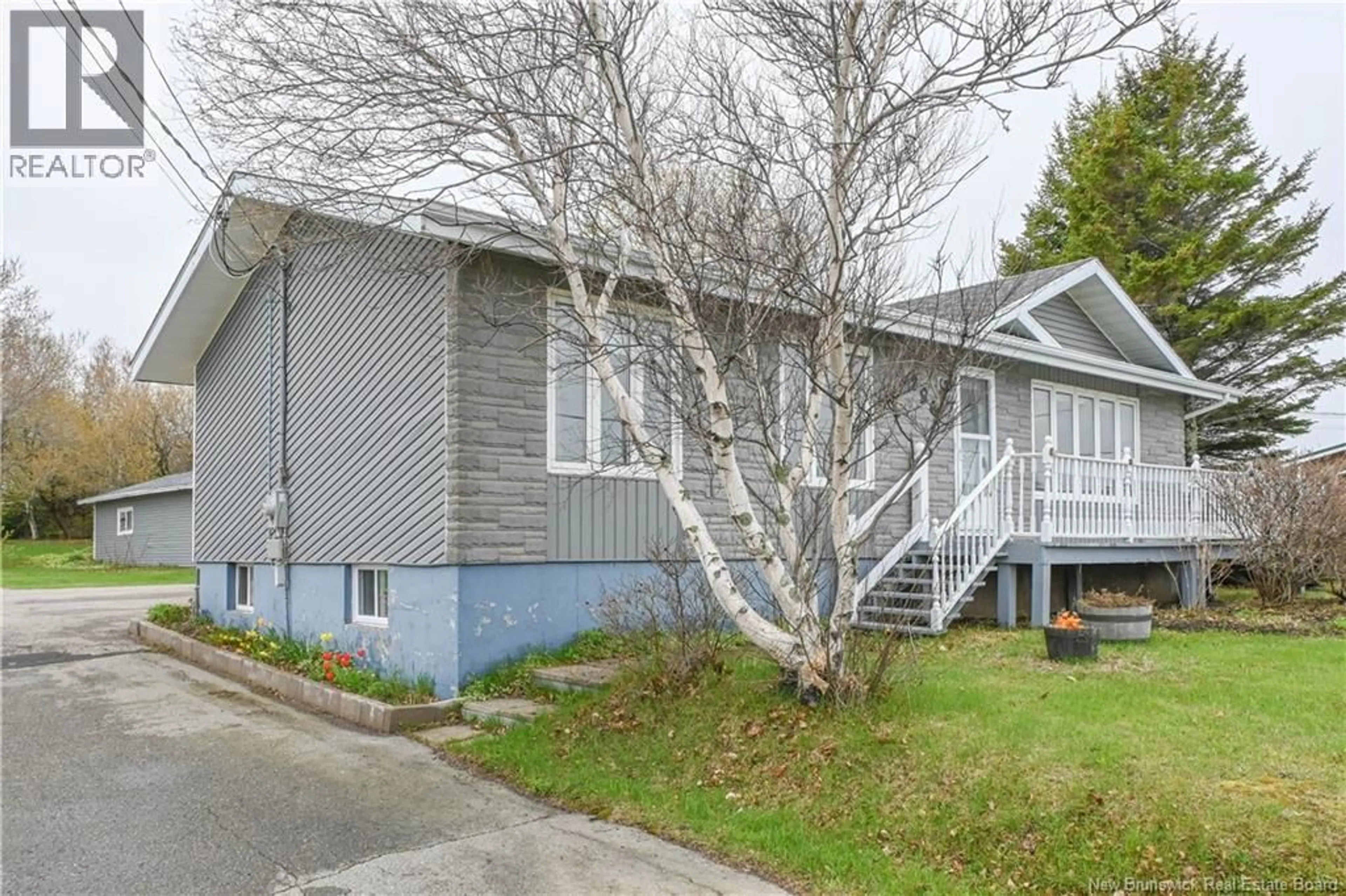Home with vinyl exterior material, street for 286 SAINT-PIERRE BOULEVARD, Caraquet New Brunswick E1W1B5
