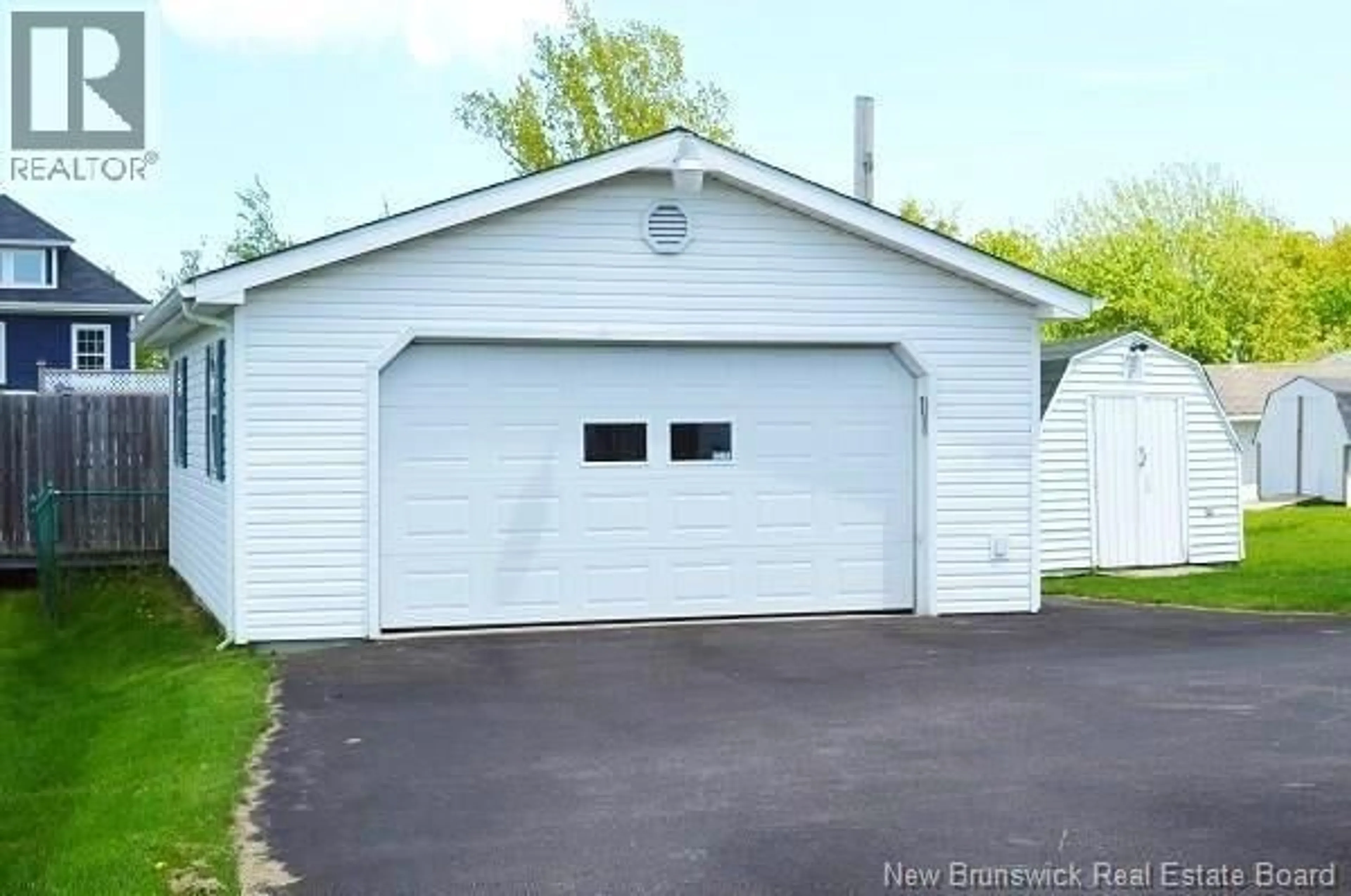 Indoor garage for 10 KING STREET, Shediac New Brunswick E4P1X9