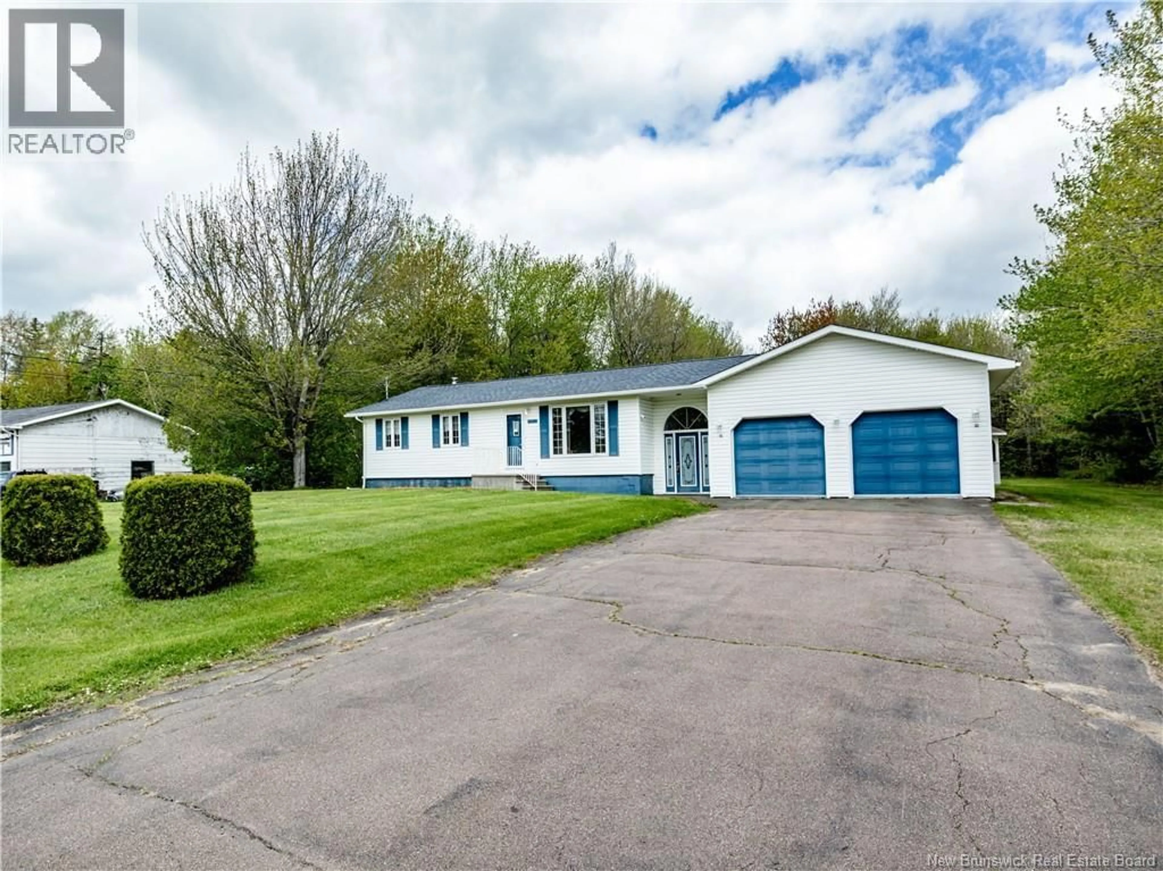 Home with vinyl exterior material, street for 10401 ROUTE 134, Saint-Louis-De-Kent New Brunswick E4X1J5