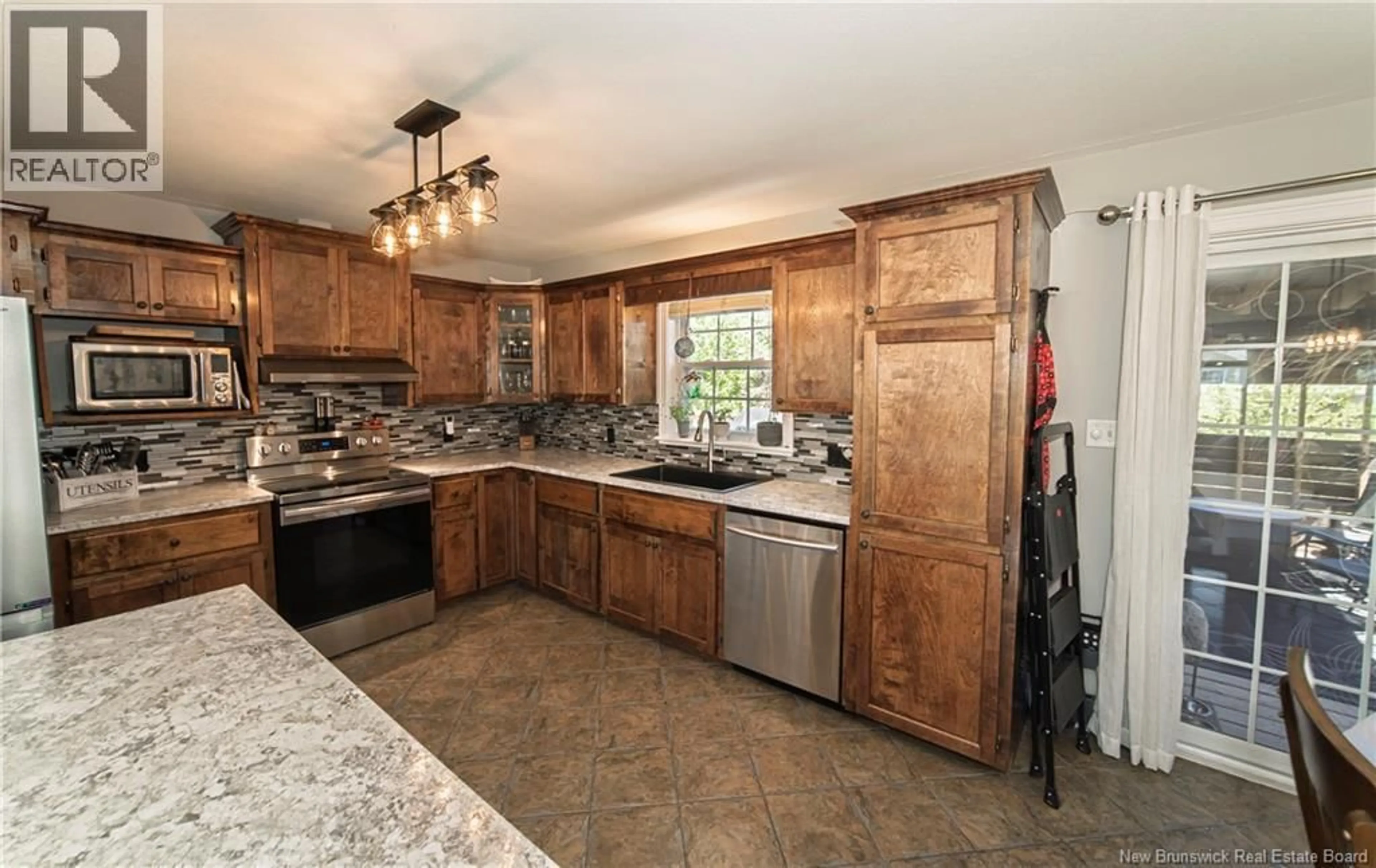 Standard kitchen, ceramic/tile floor for 40 DAWSON DRIVE, Oromocto New Brunswick E2V0B8