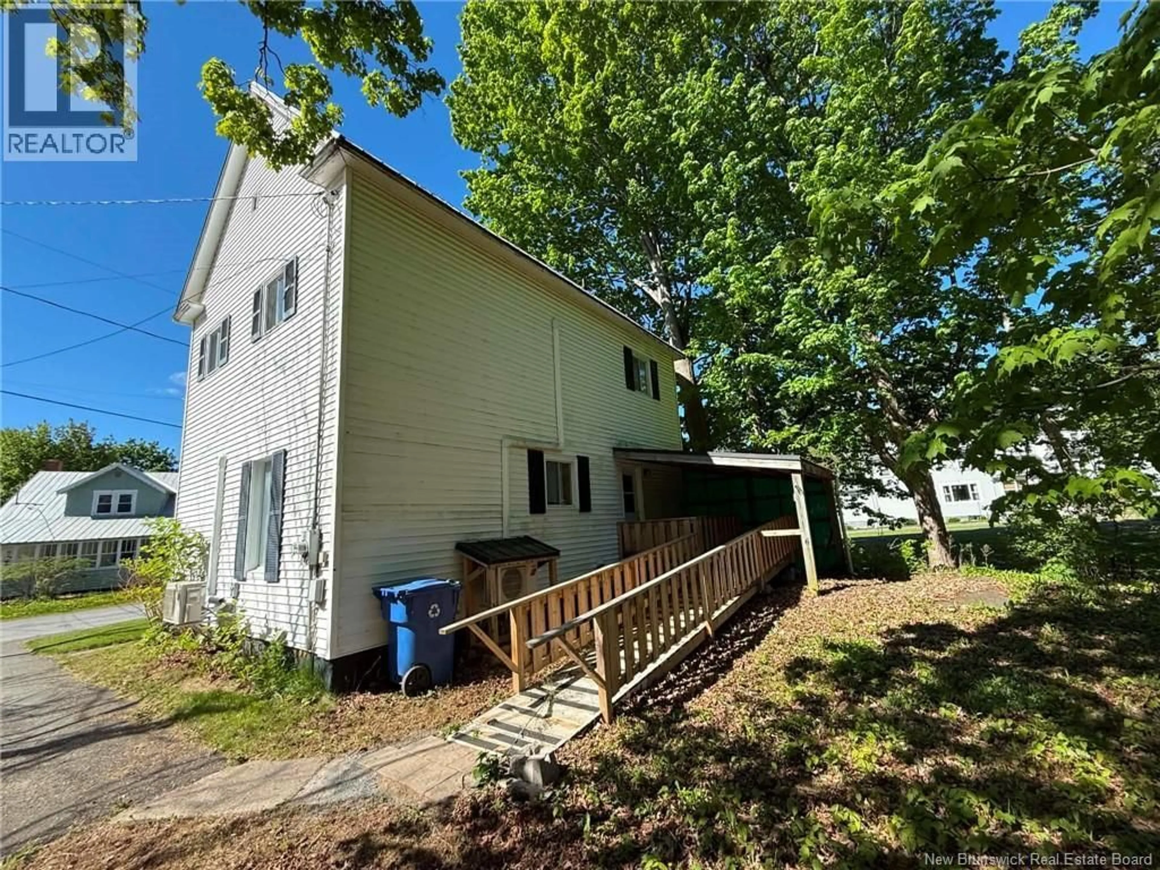 Home with vinyl exterior material, building for 106 COLLEGE STREET, Woodstock New Brunswick E7M1K6