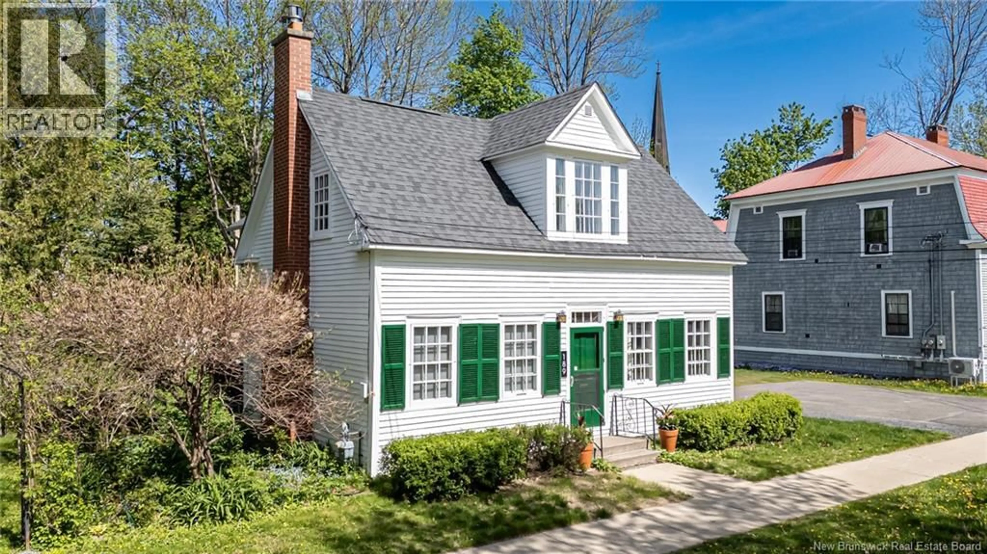 Home with vinyl exterior material, street for 189 UNIVERSITY AVENUE, Fredericton New Brunswick E3B4H6