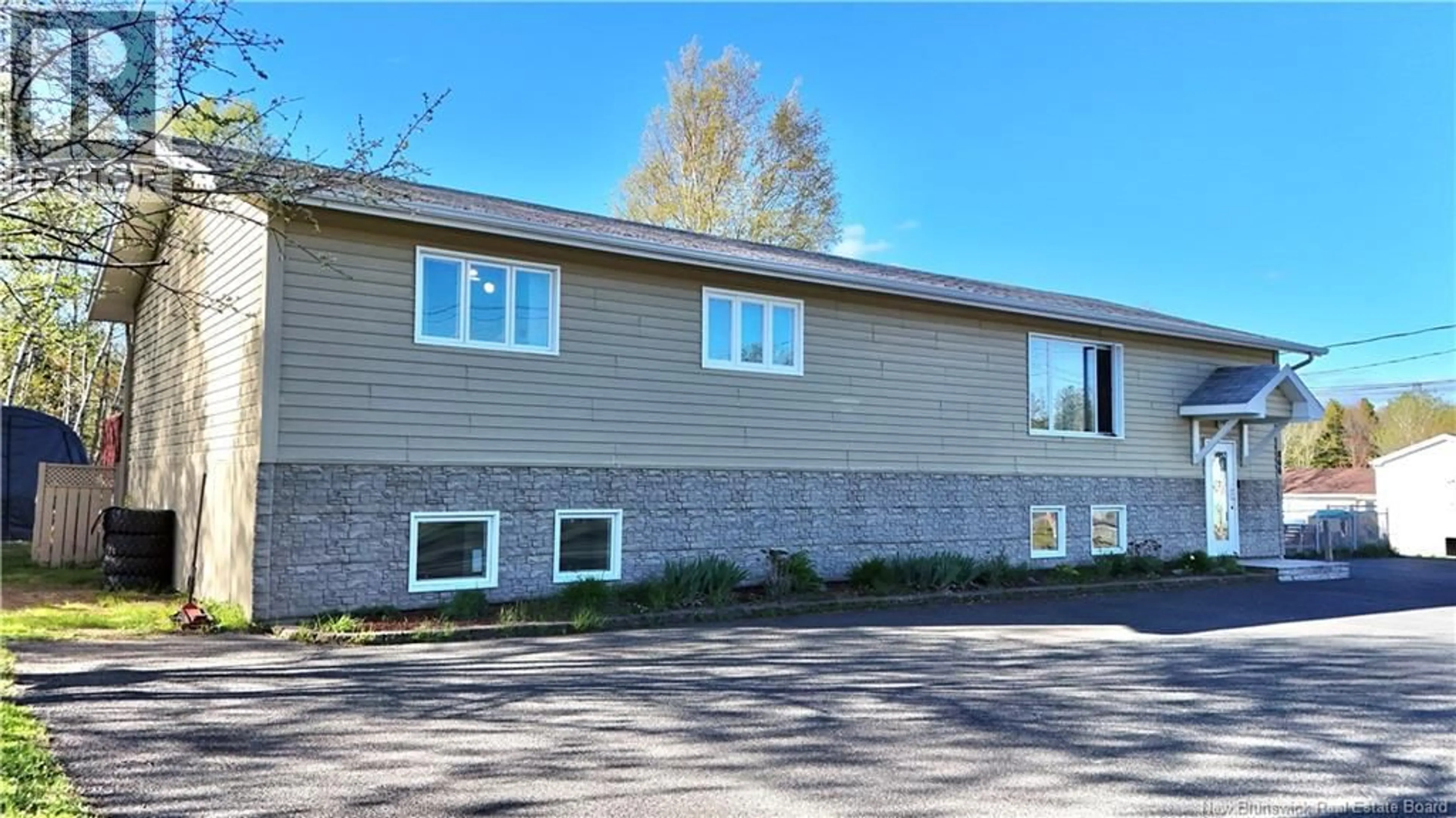Home with vinyl exterior material, building for 866 ROBERTVILLE, Dunlop New Brunswick E8K2K5