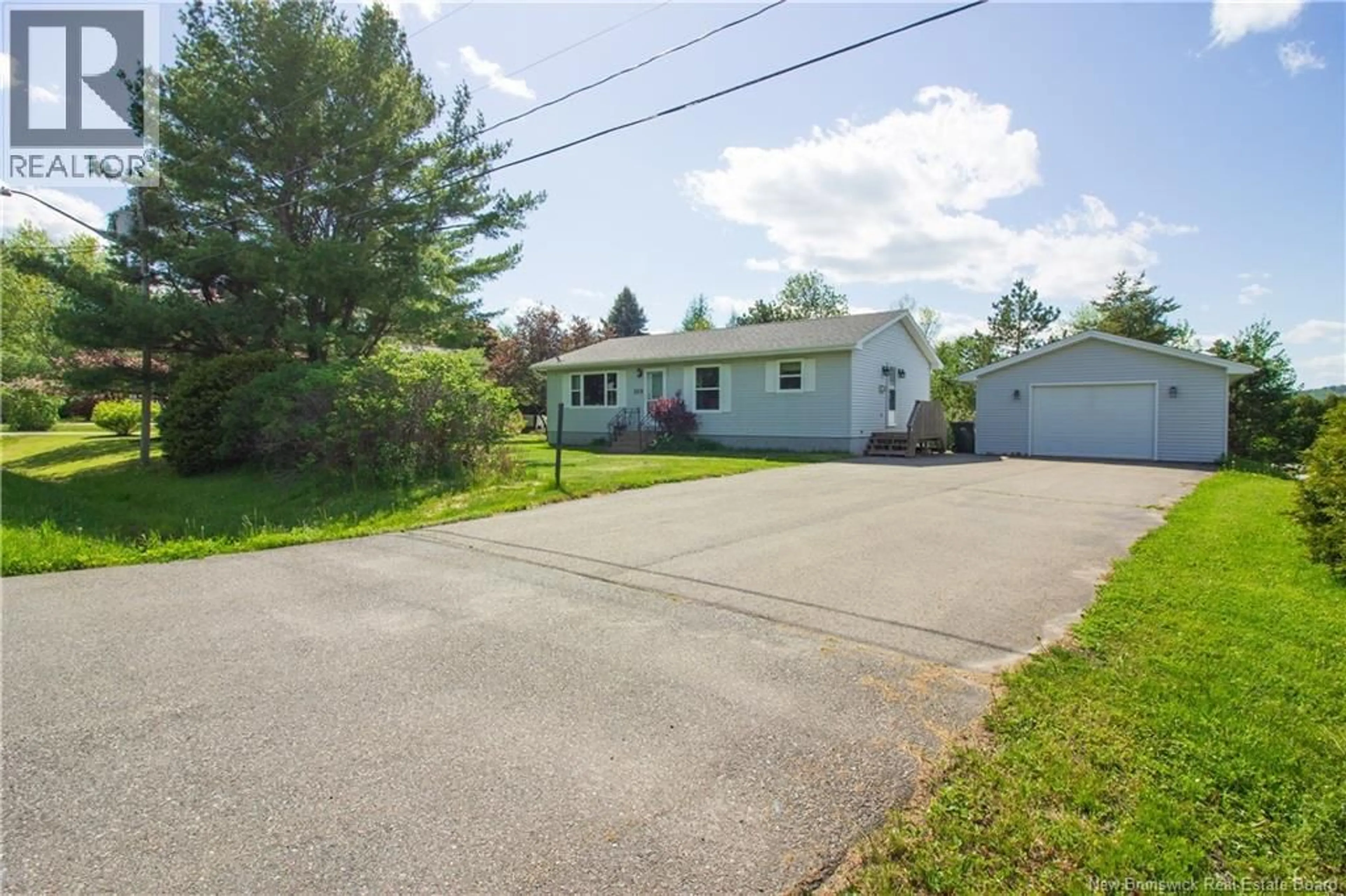 A pic from outside/outdoor area/front of a property/back of a property/a pic from drone, street for 109 MAPLETON CRESCENT, Hampton New Brunswick E5N5E7