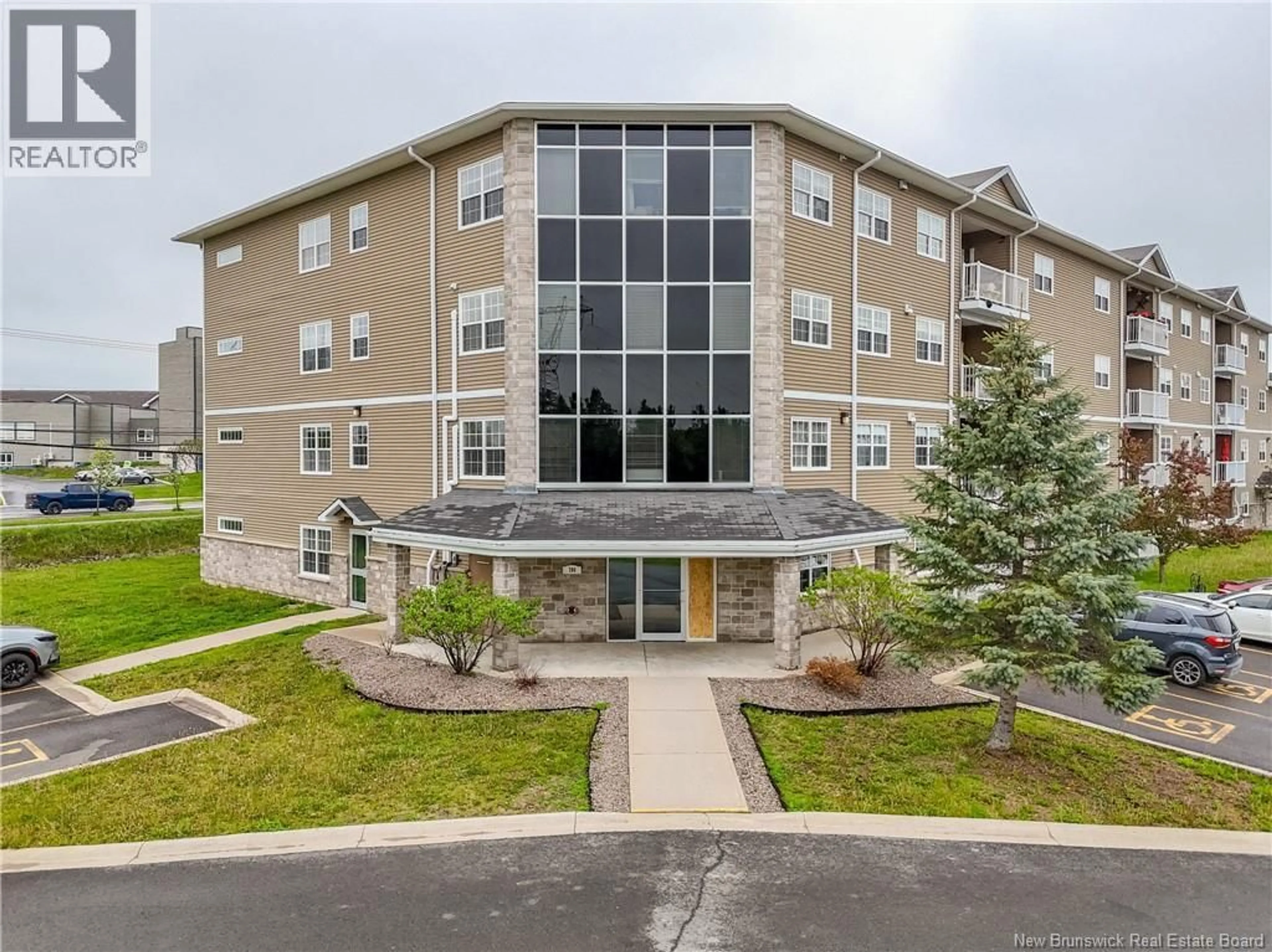 Indoor foyer for 104 - 700 CLIFFE STREET, Fredericton New Brunswick E3A5V2