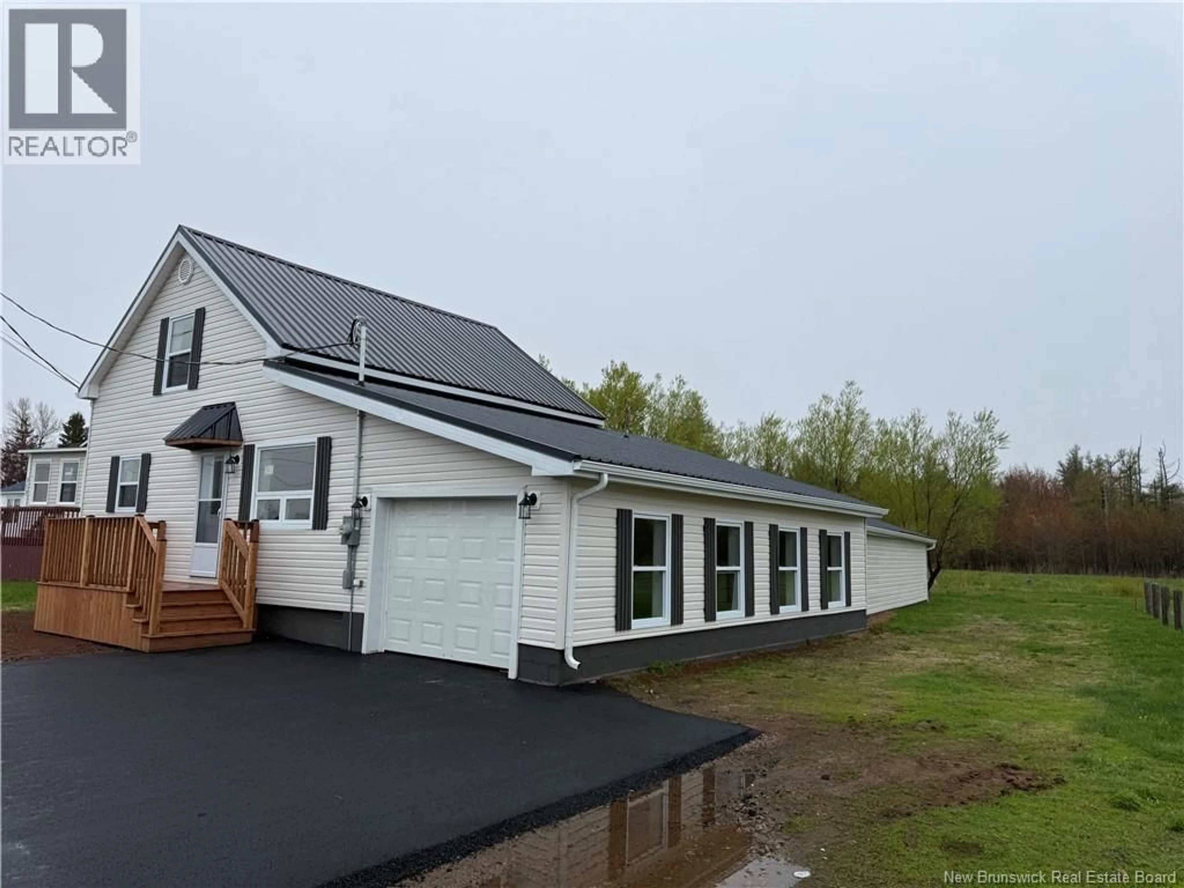 A pic from outside/outdoor area/front of a property/back of a property/a pic from drone, building for 311 BOUL. J.D. GAUTHIER BOUL., Shippagan New Brunswick E8S1N7