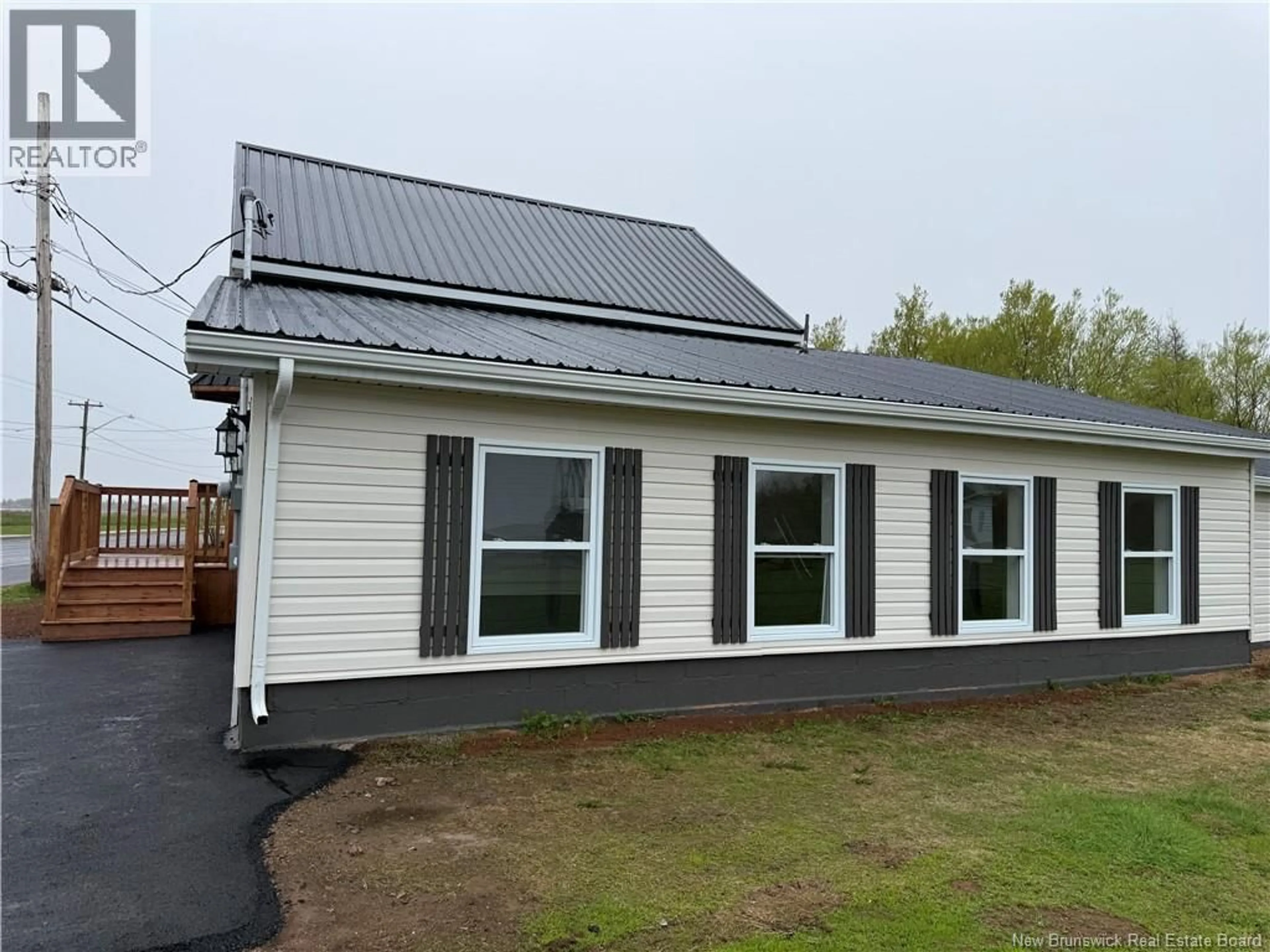 Home with vinyl exterior material, building for 311 BOUL. J.D. GAUTHIER BOUL., Shippagan New Brunswick E8S1N7
