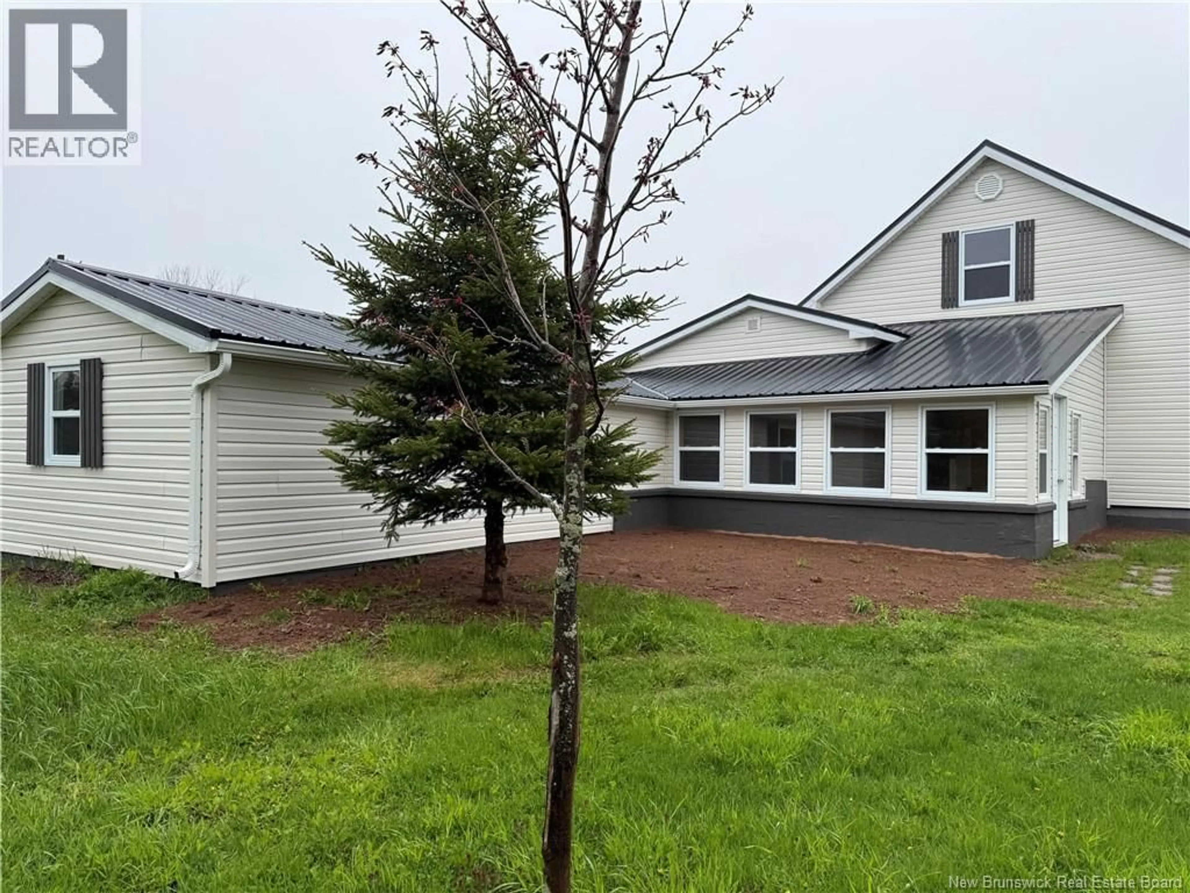 A pic from outside/outdoor area/front of a property/back of a property/a pic from drone, street for 311 BOUL. J.D. GAUTHIER BOUL., Shippagan New Brunswick E8S1N7