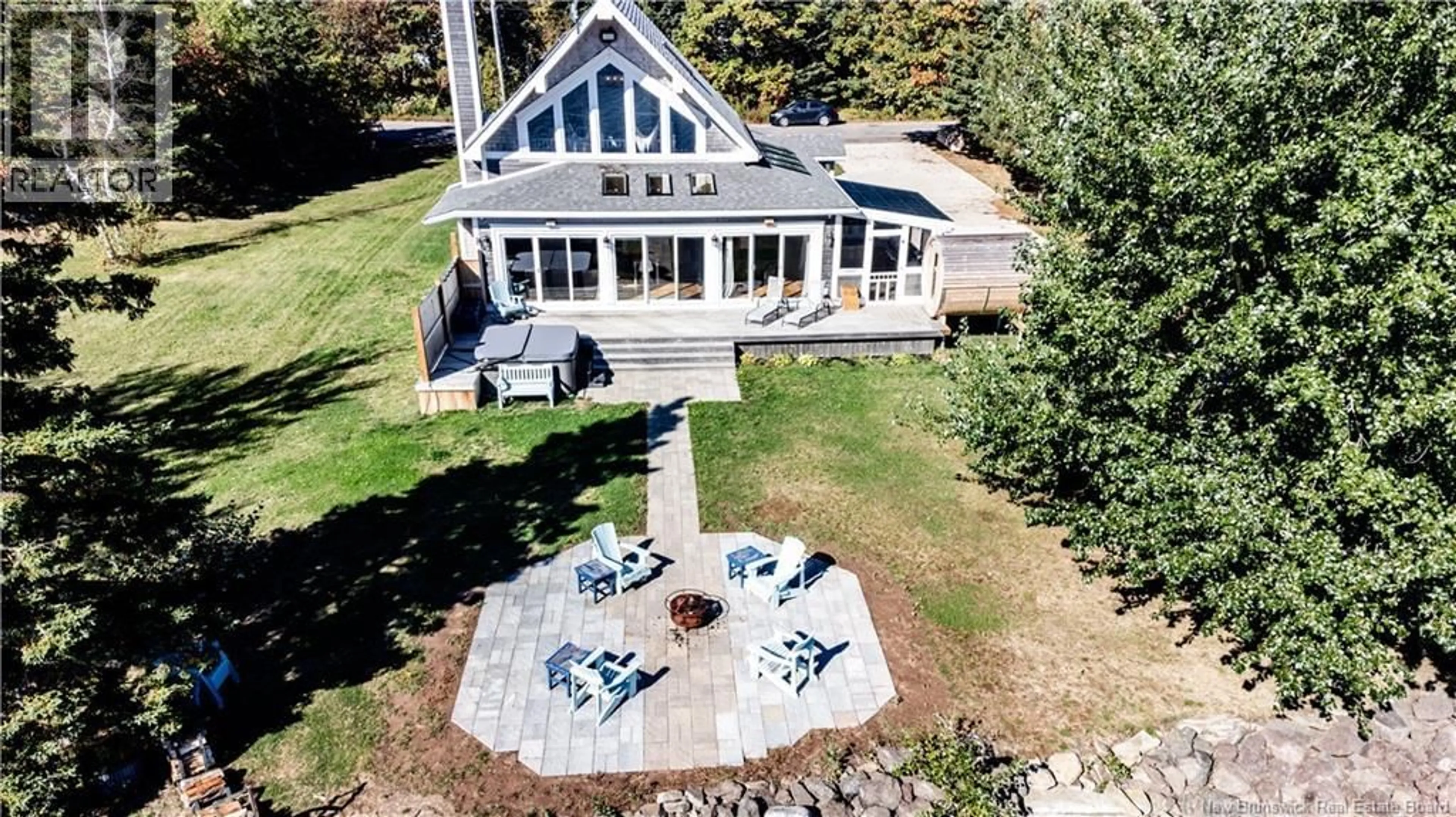 A pic from outside/outdoor area/front of a property/back of a property/a pic from drone, water/lake/river/ocean view for 702 CH DE LA POINTE, Richibucto-Village New Brunswick E4W1G3