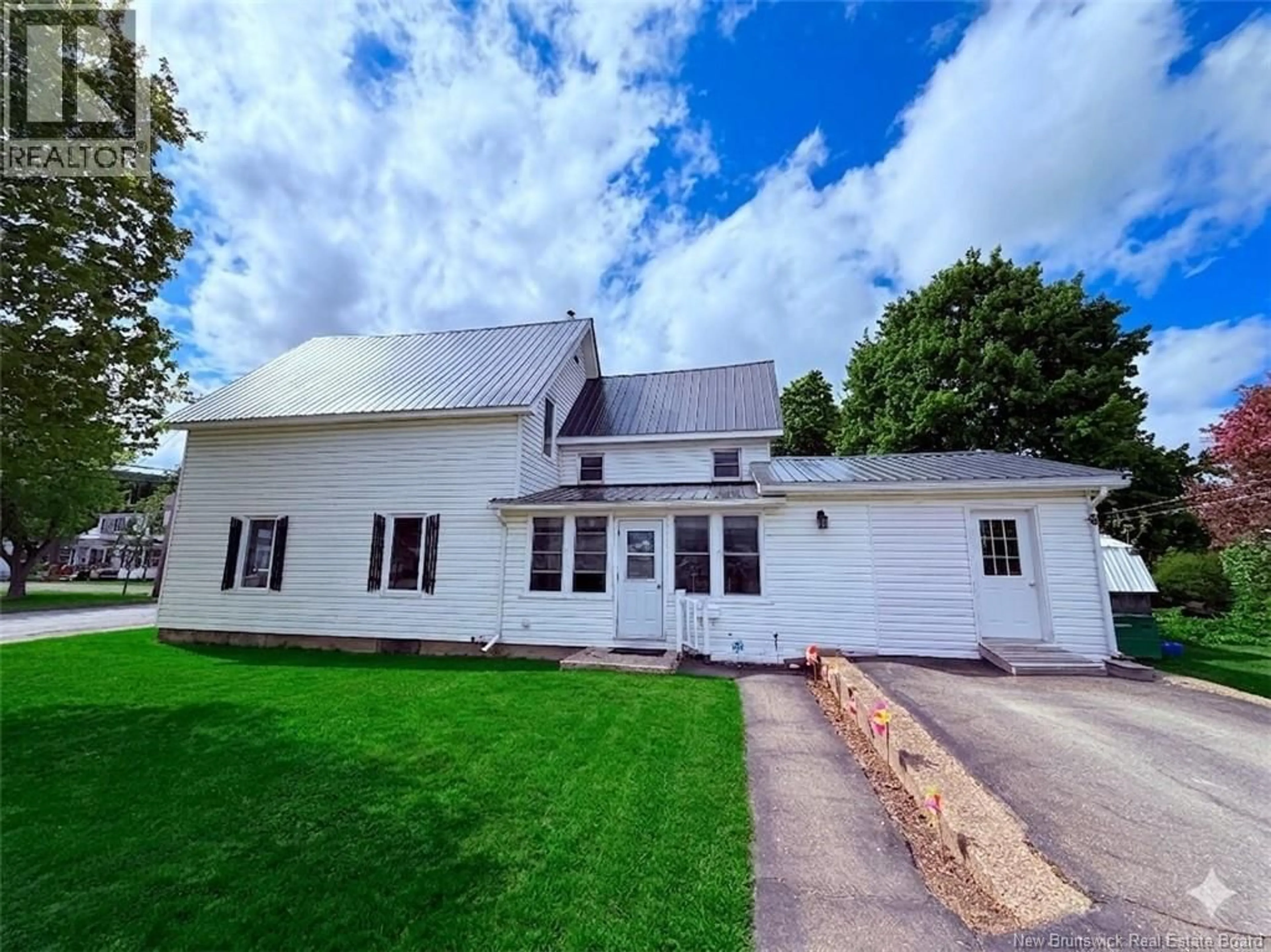 A pic from outside/outdoor area/front of a property/back of a property/a pic from drone, building for 128 HOULTON STREET, Woodstock New Brunswick E7M1Y9