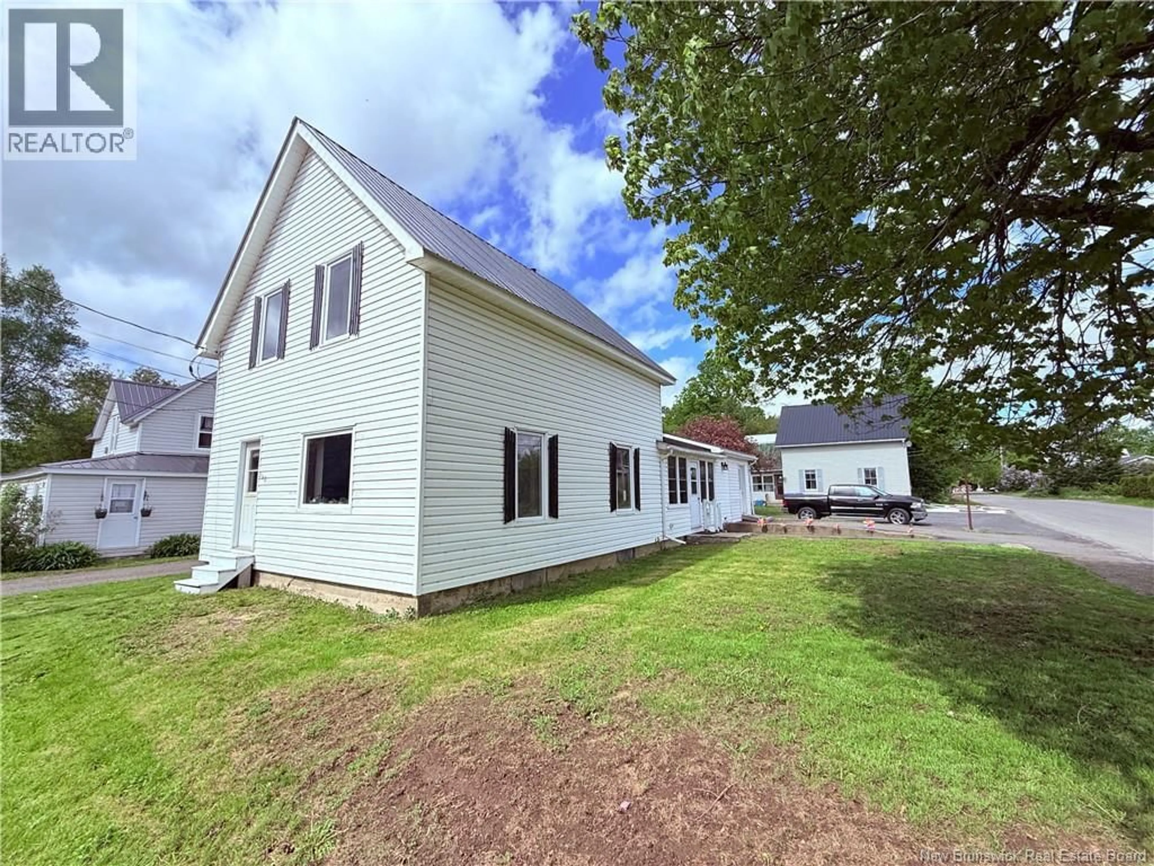 A pic from outside/outdoor area/front of a property/back of a property/a pic from drone, building for 128 HOULTON STREET, Woodstock New Brunswick E7M1Y9
