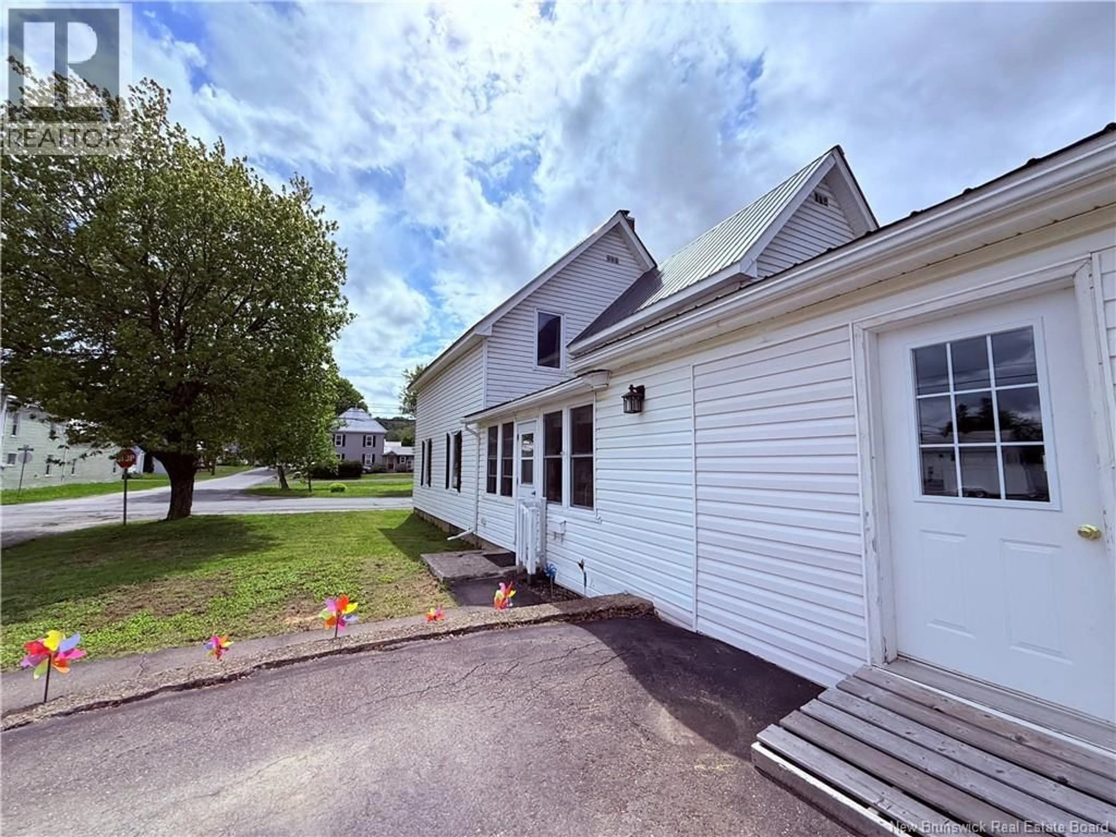A pic from outside/outdoor area/front of a property/back of a property/a pic from drone, street for 128 HOULTON STREET, Woodstock New Brunswick E7M1Y9