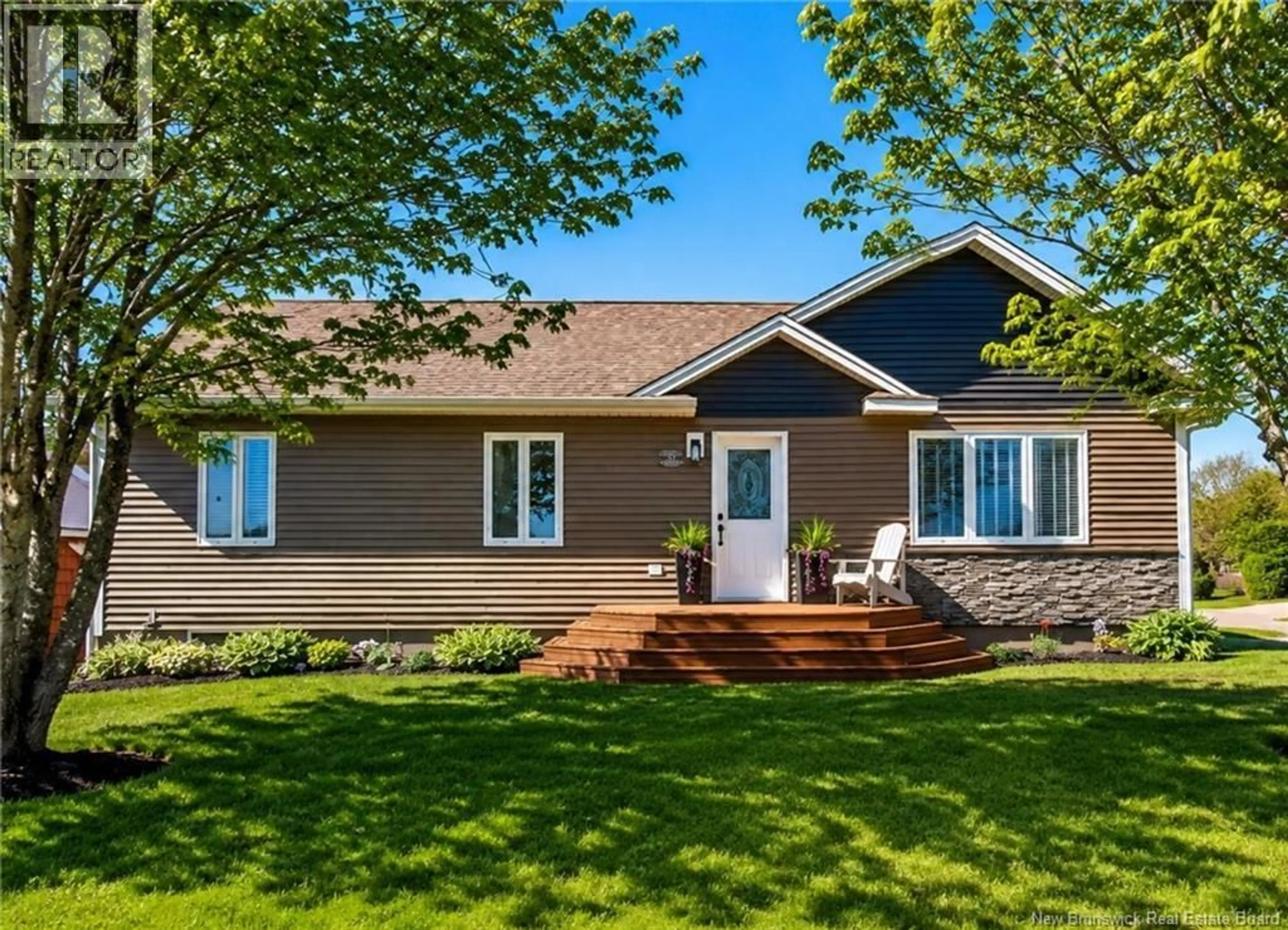 Home with vinyl exterior material, street for 42 RUE DU PARC, Bouctouche New Brunswick E4S3C5