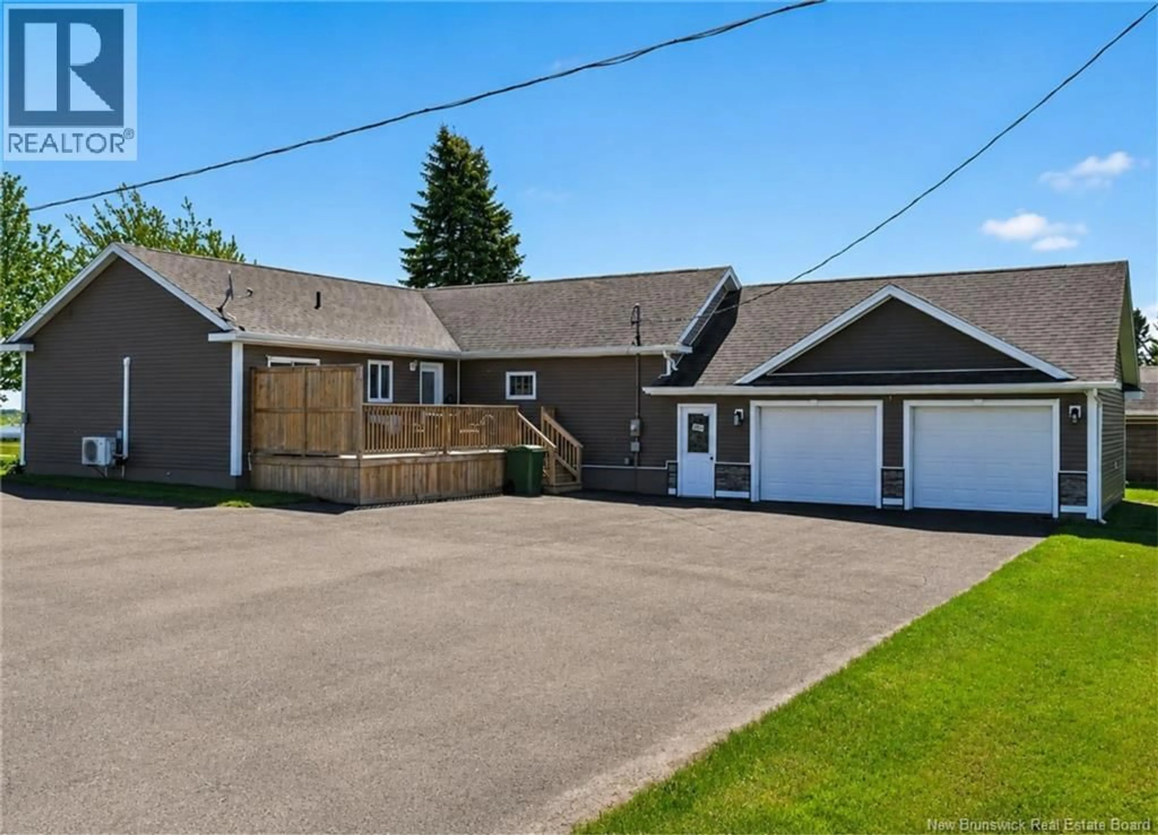 A pic from outside/outdoor area/front of a property/back of a property/a pic from drone, street for 42 RUE DU PARC, Bouctouche New Brunswick E4S3C5