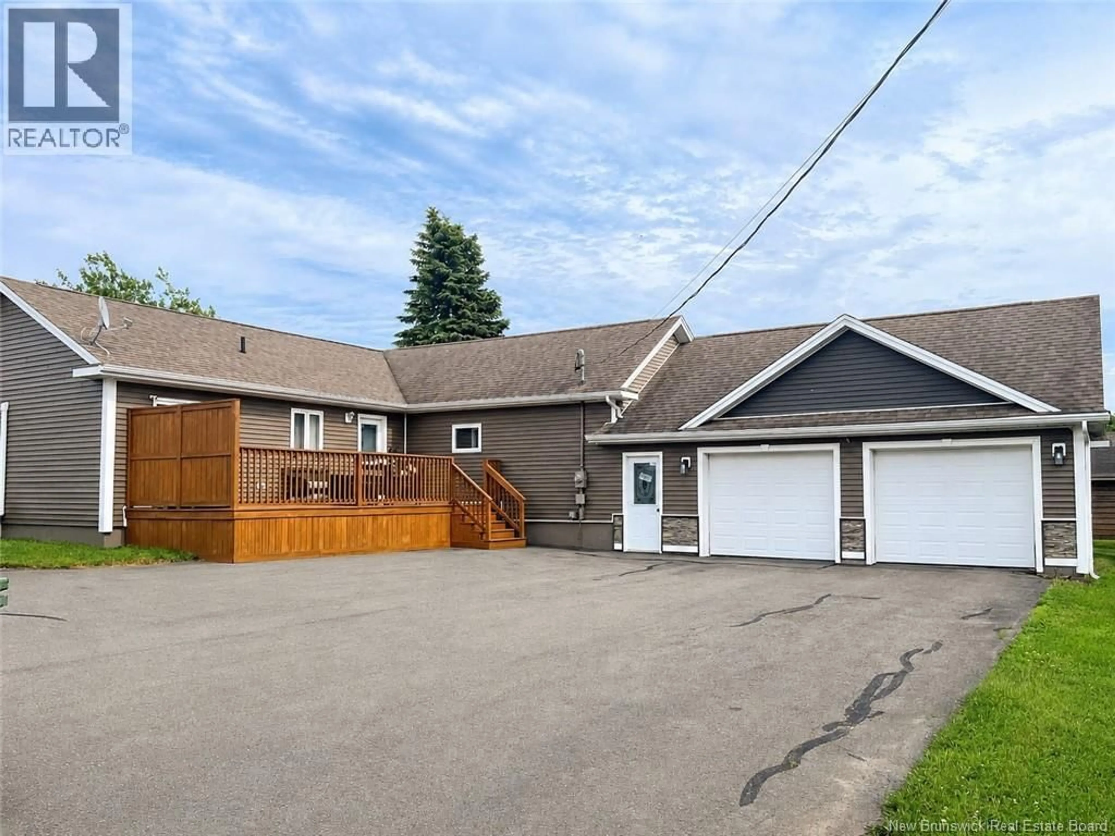 A pic from outside/outdoor area/front of a property/back of a property/a pic from drone, street for 42 RUE DU PARC, Bouctouche New Brunswick E4S3C5